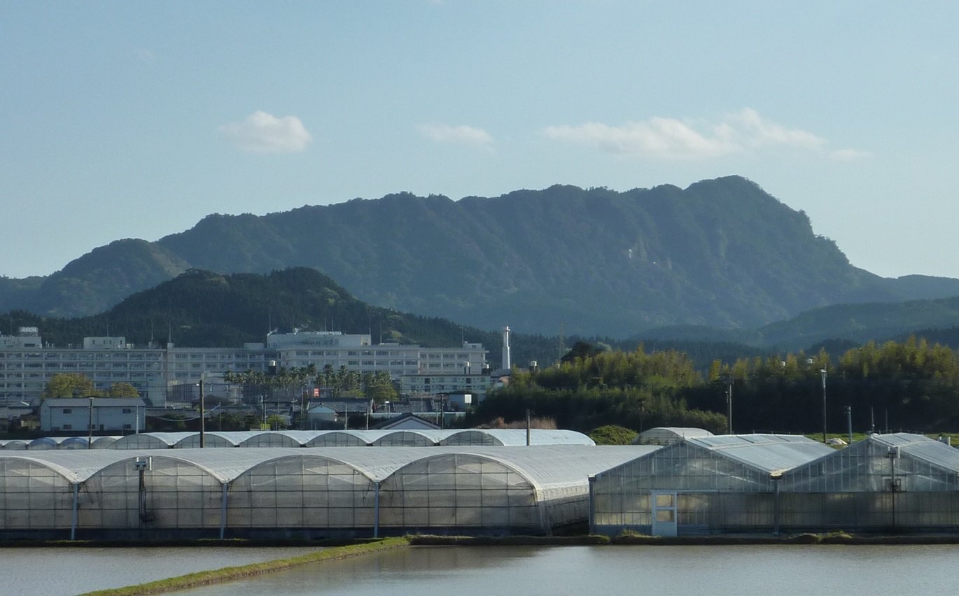 清武川河川敷から望む双石山