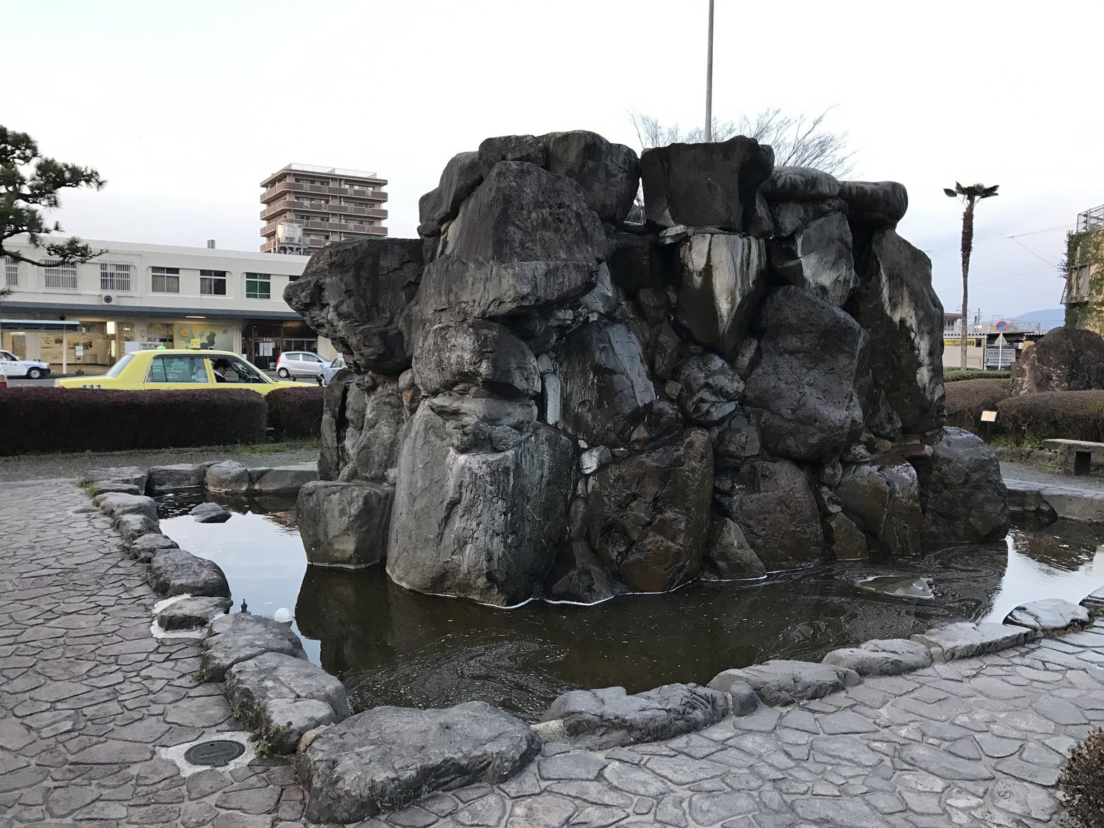 都城駅前の噴水