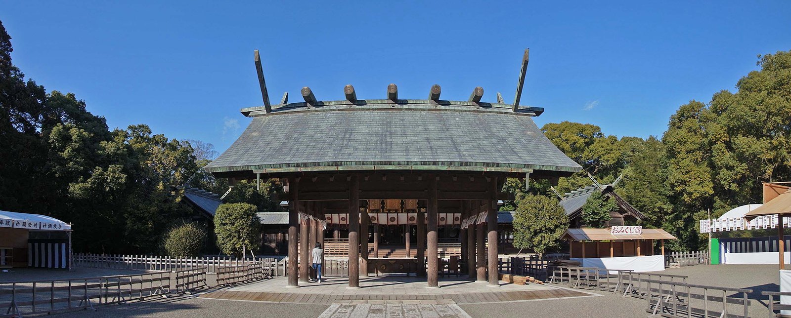 宮崎神宮の社殿周辺