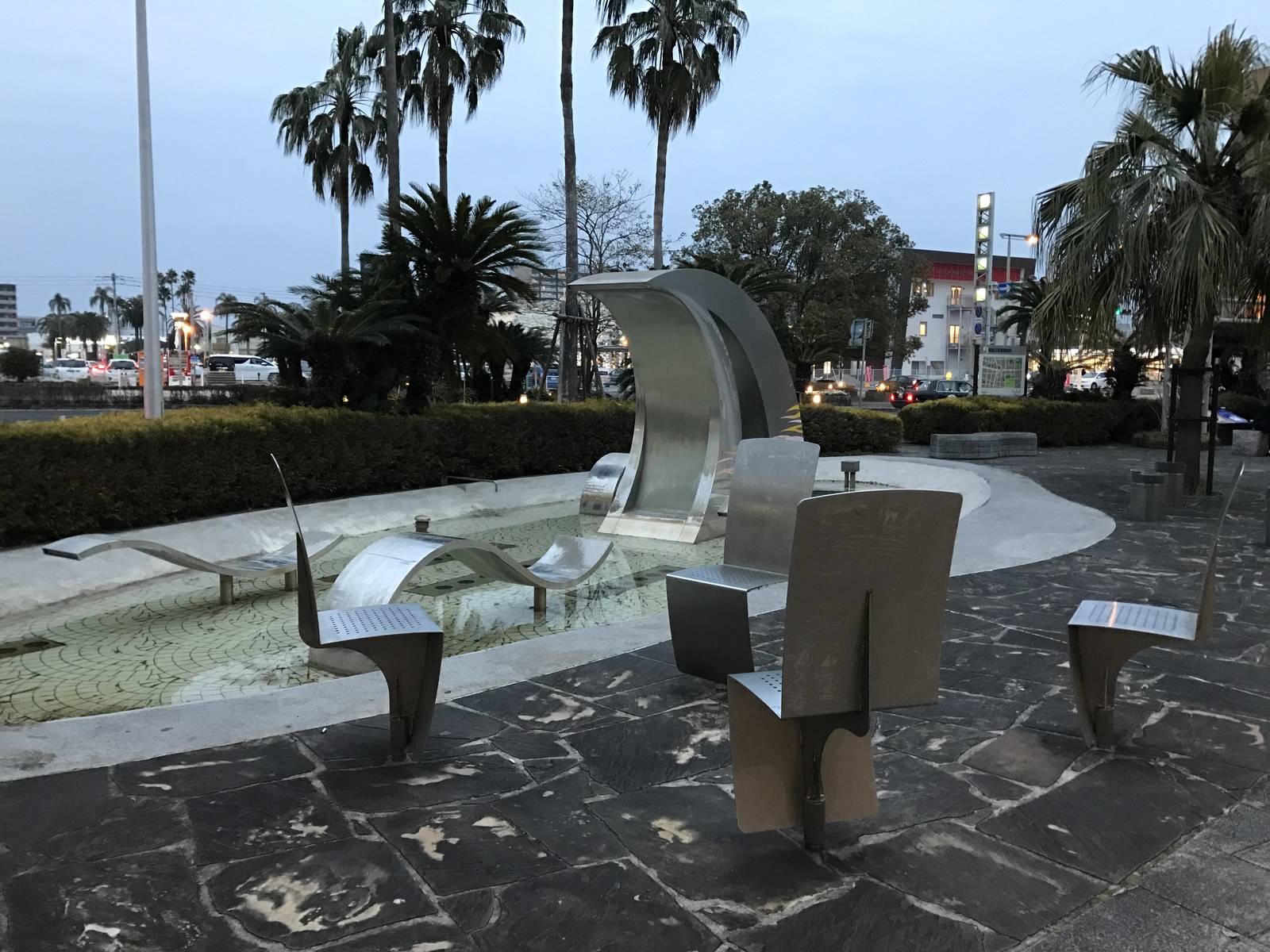 宮崎駅東口前の池