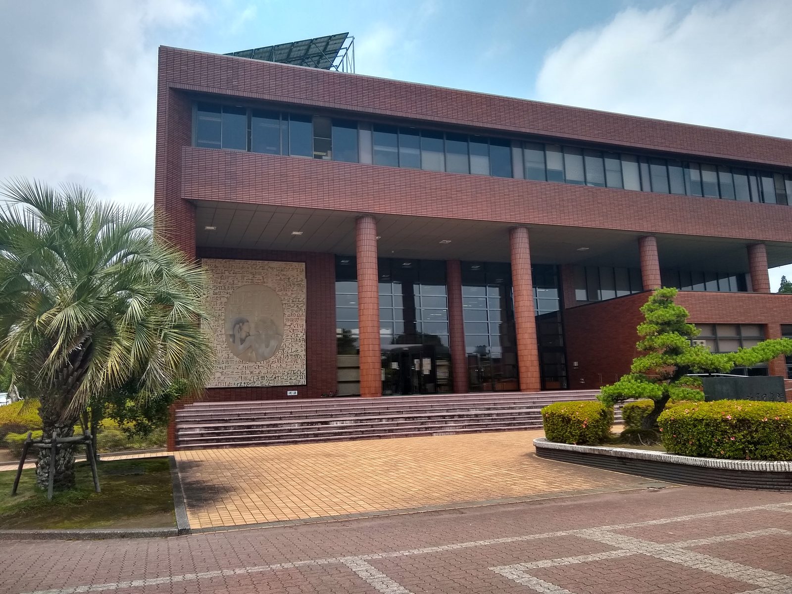 宮崎大学木花キャンパスの図書館前