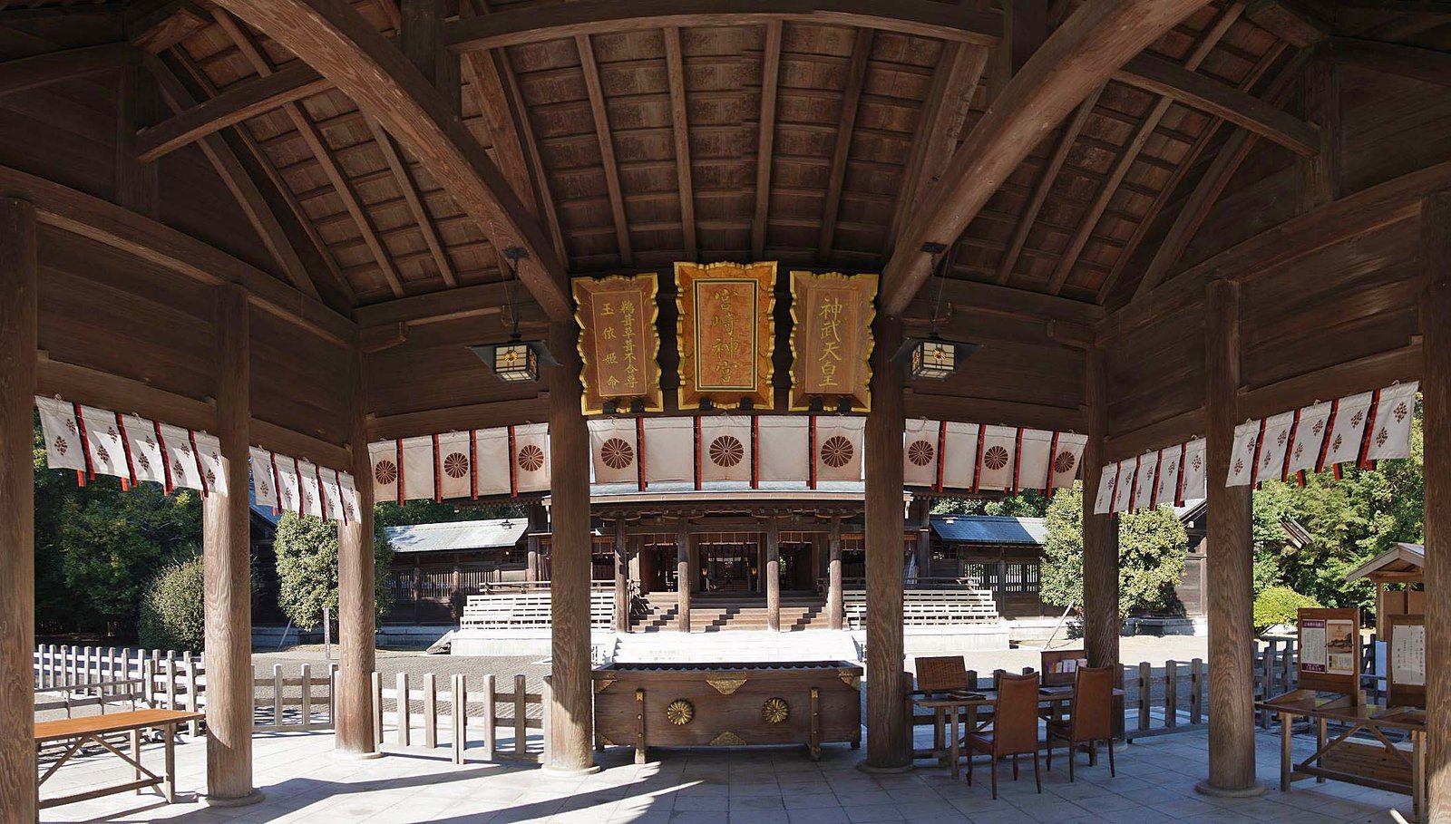 宮崎神宮の木立