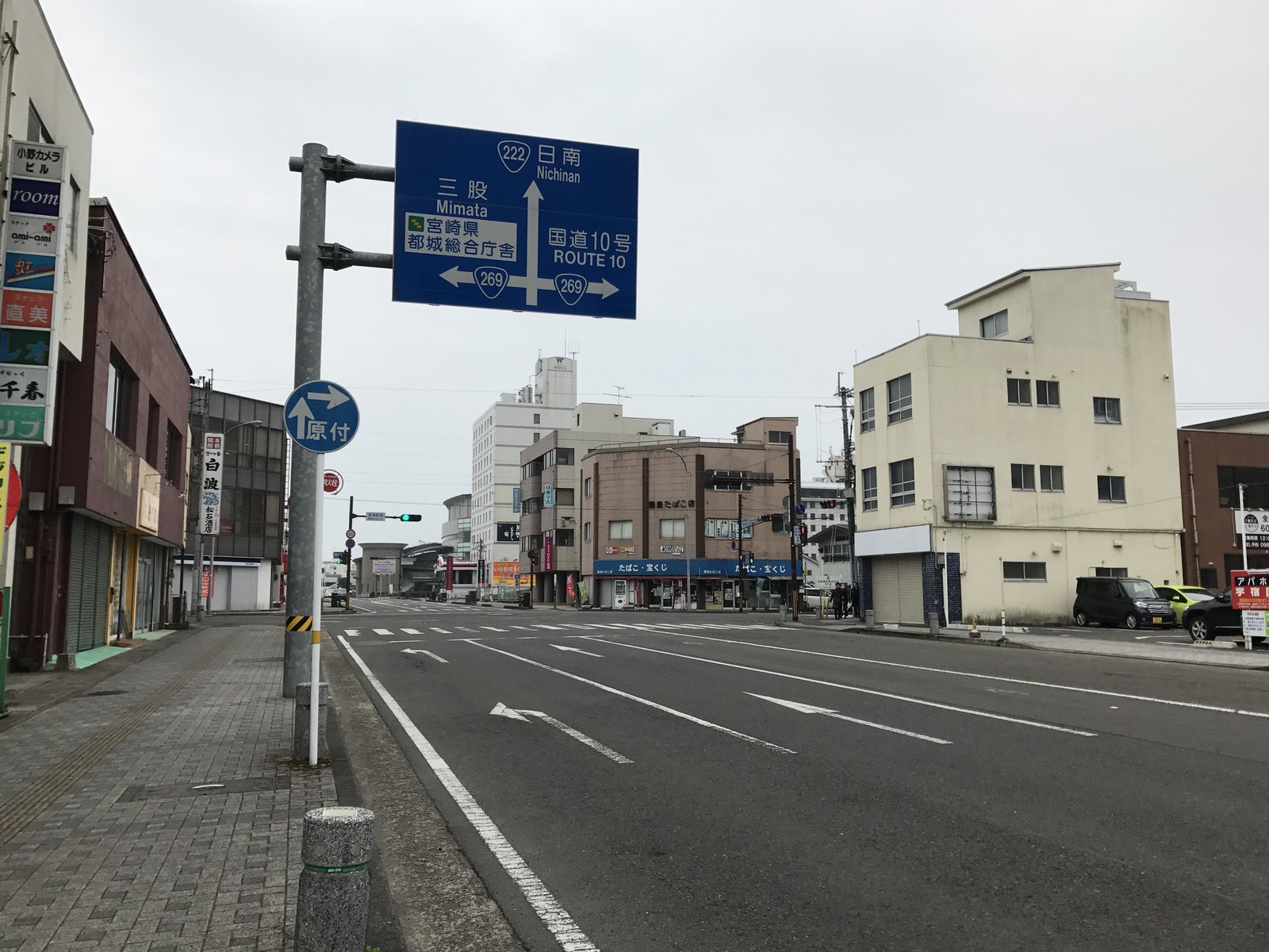 駅前道路の風景