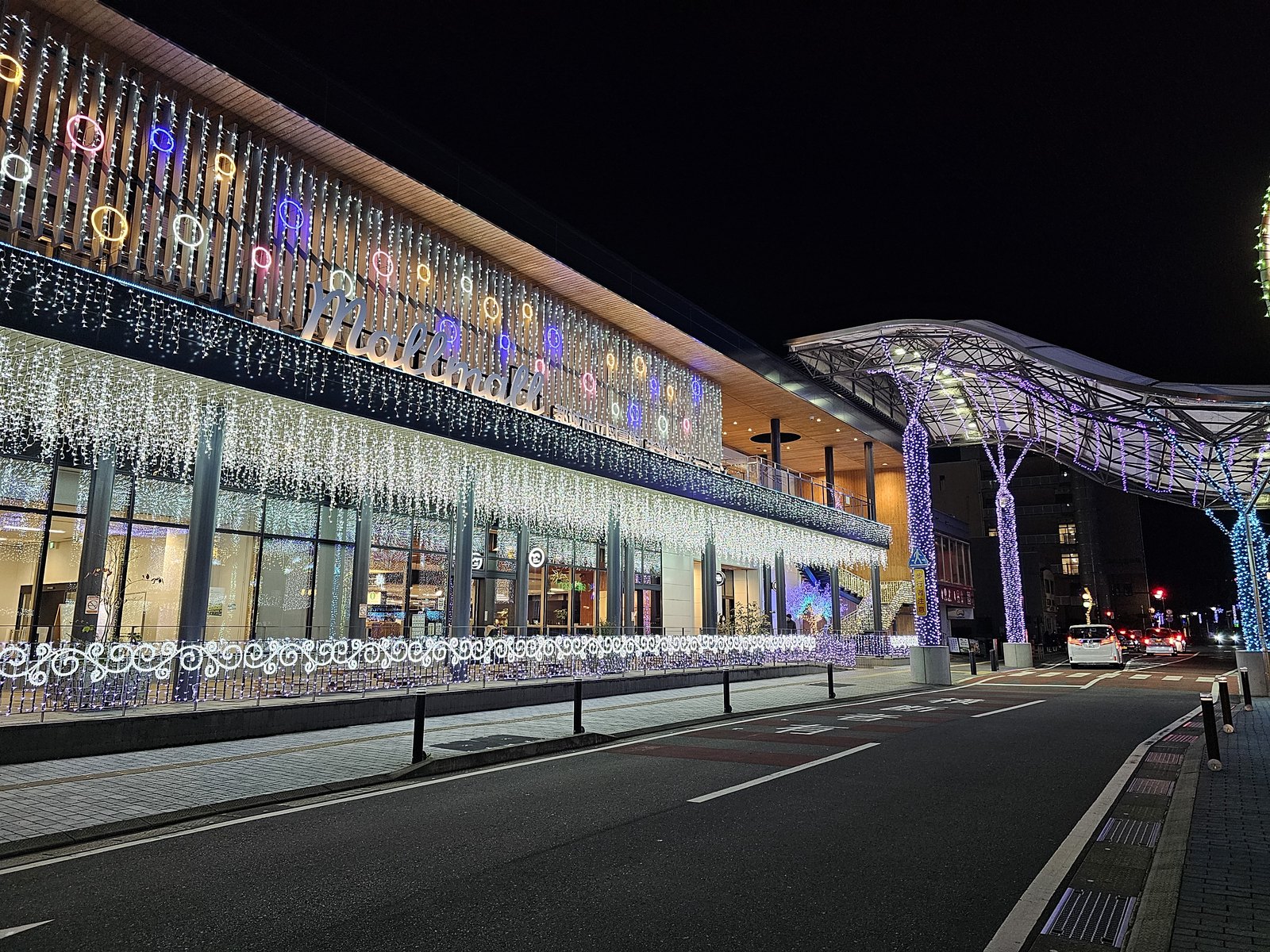 都城市立図書館の内観