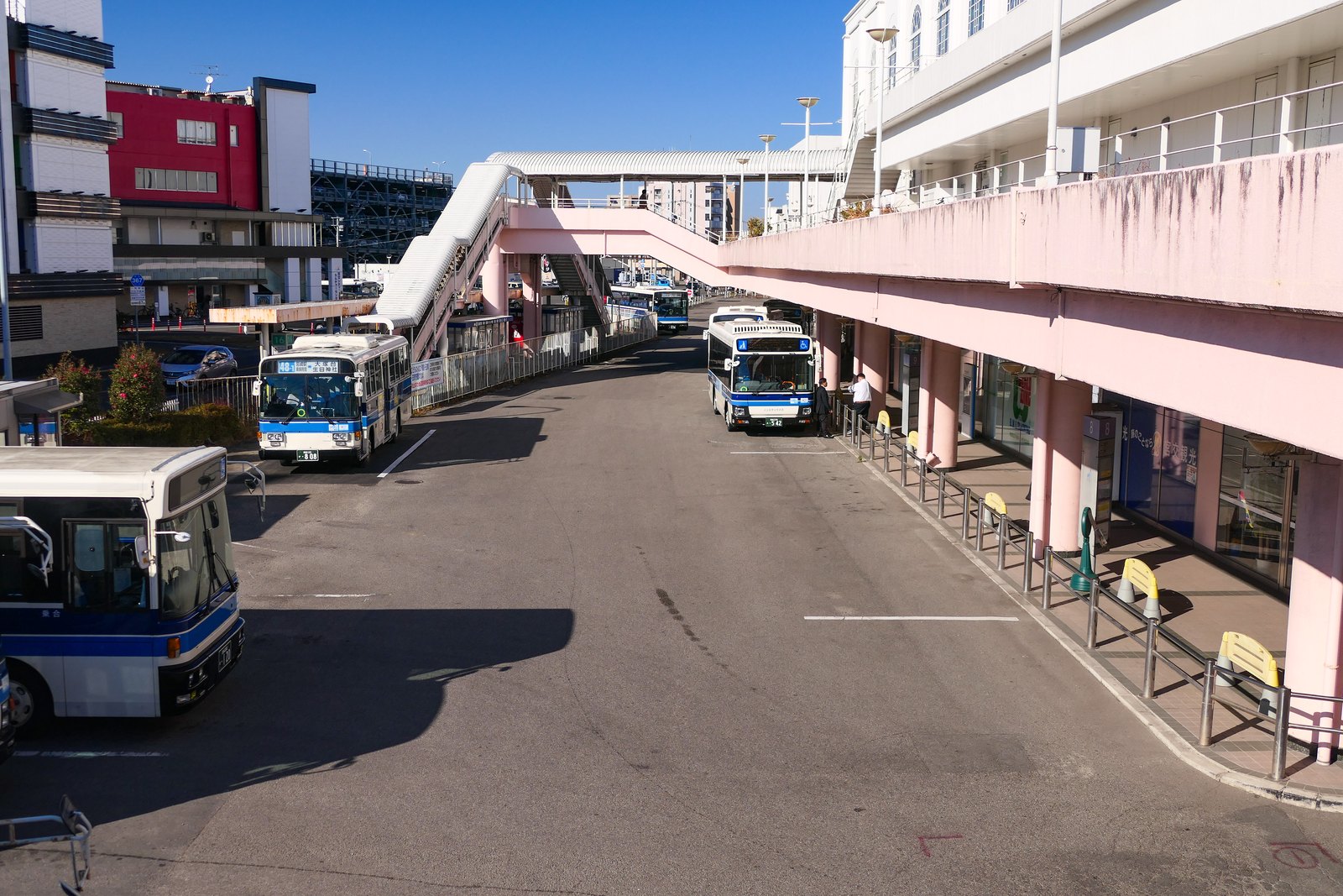 宮交シティのバスセンター内