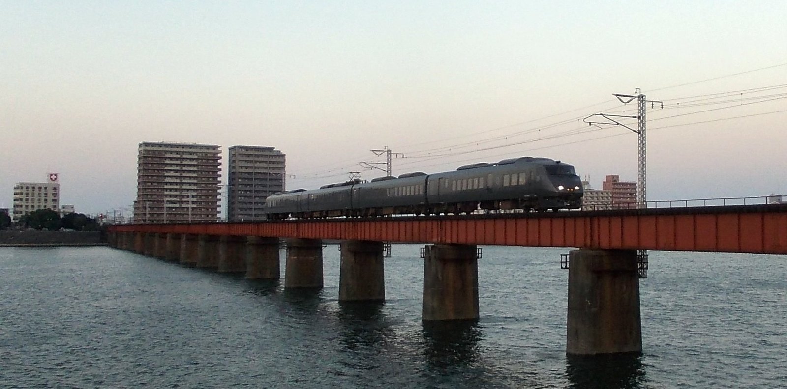 大淀川鉄橋を渡る列車