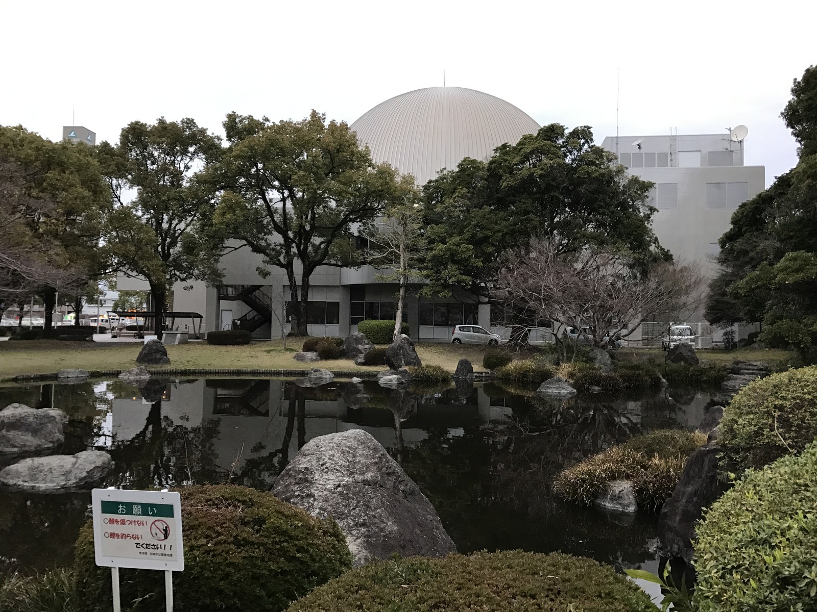 宮崎科学技術館と中央公園の池