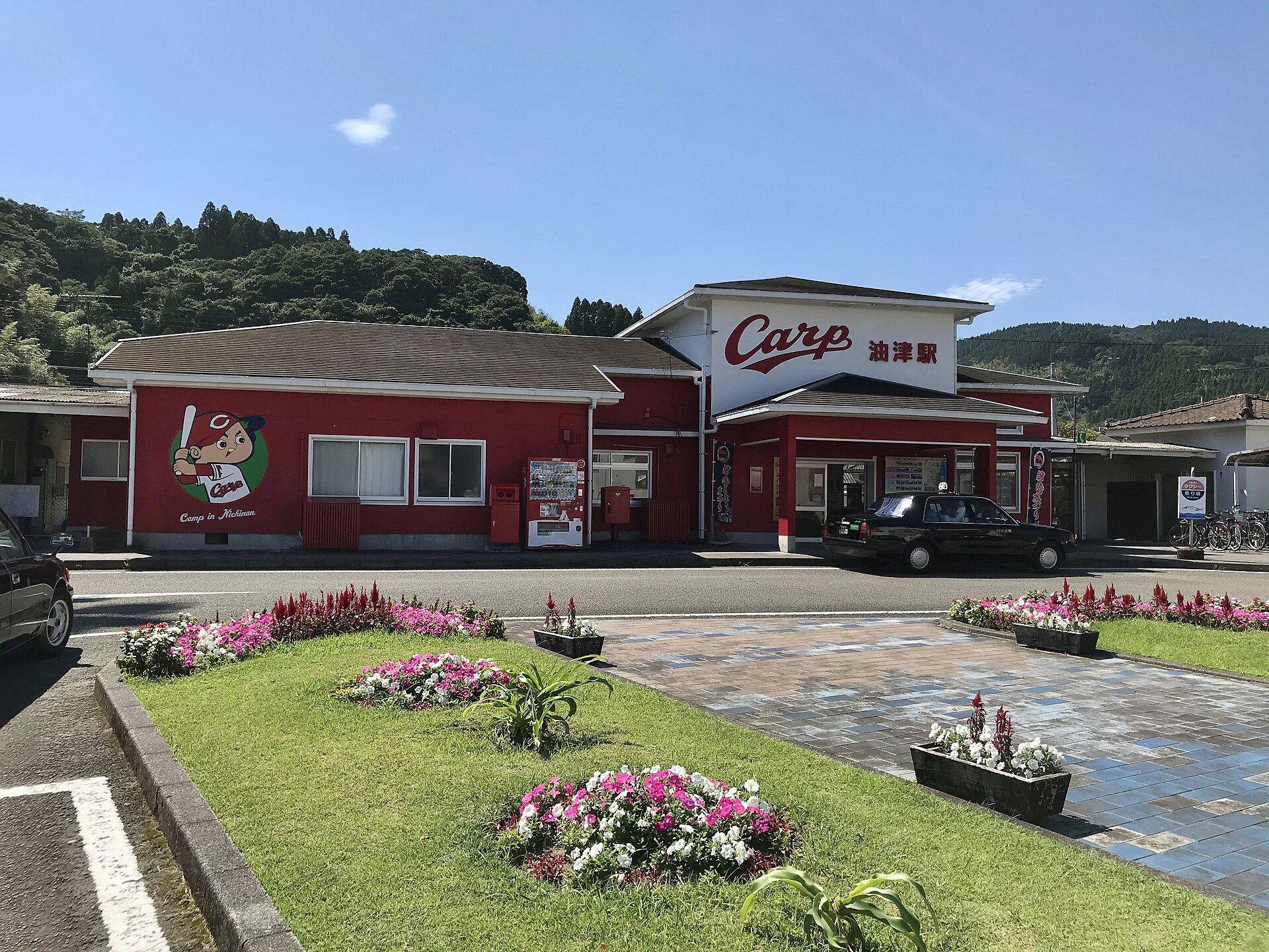 真っ赤な駅舎のカープ油津駅