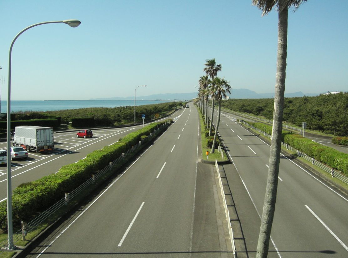 海沿いを走る一ツ葉道路