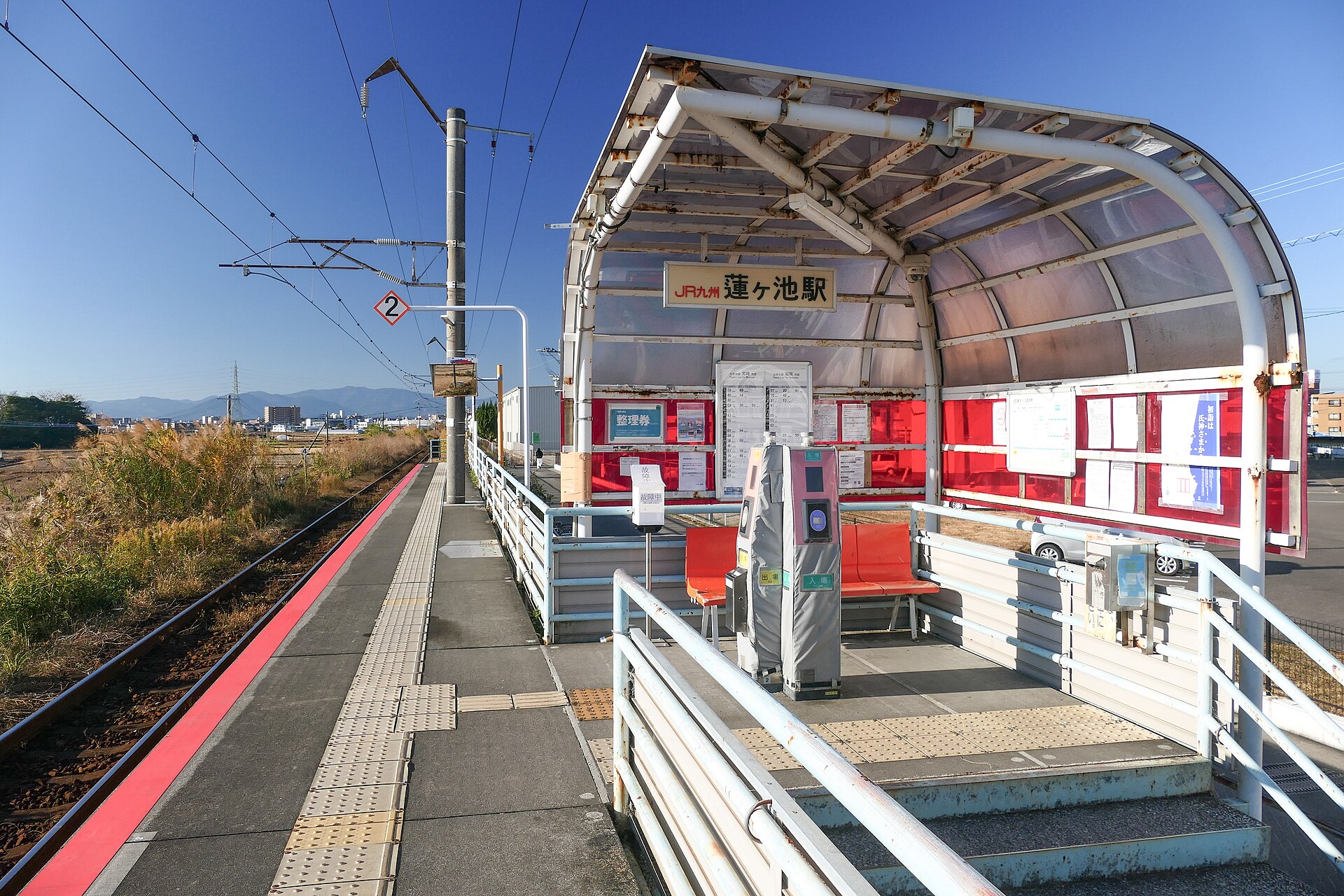 蓮ヶ池駅のホームと待合スペース