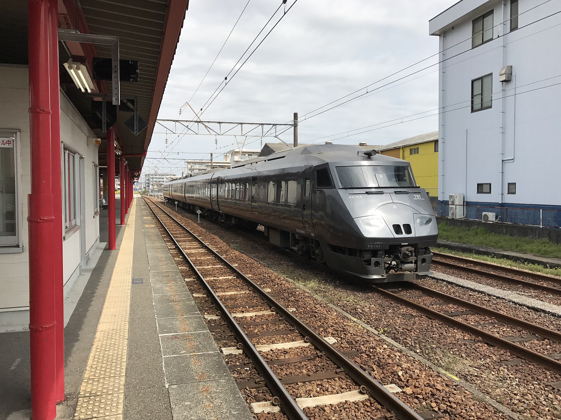 宮崎神宮駅に停車する特急列車