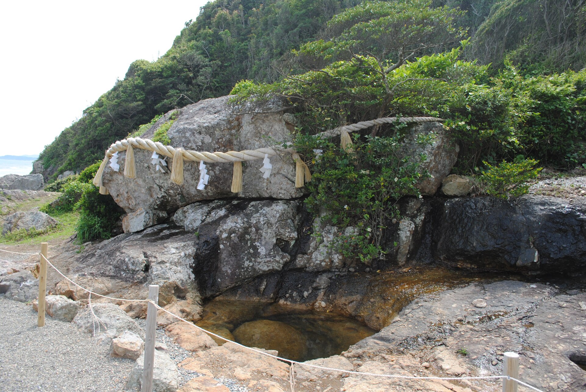大御神社のさざれ石
