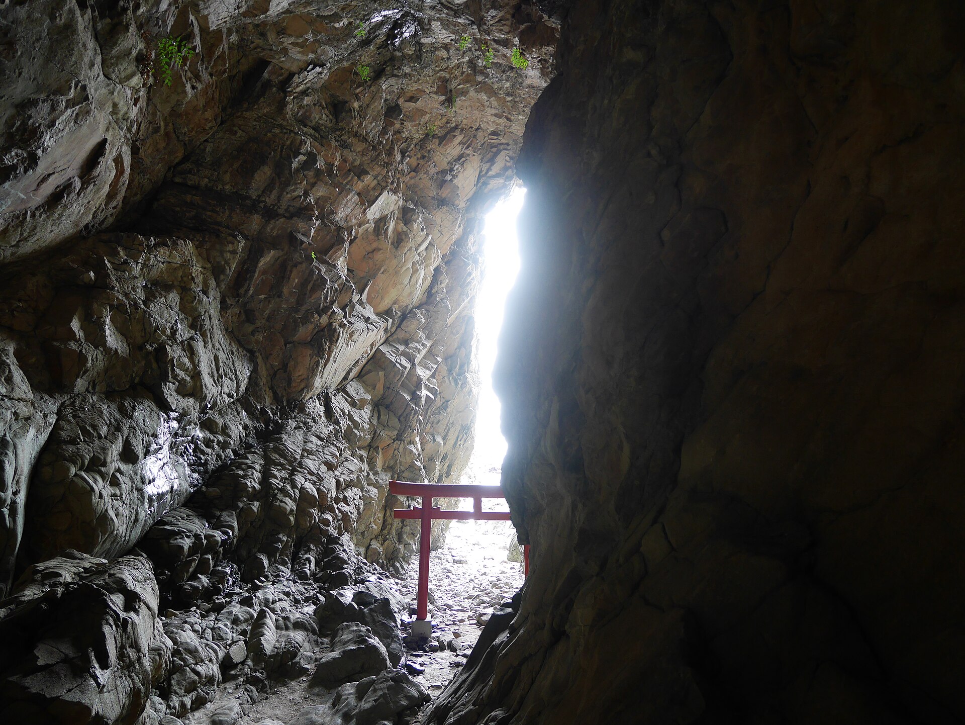 鵜戸神社の洞窟から見える昇り龍のシルエット