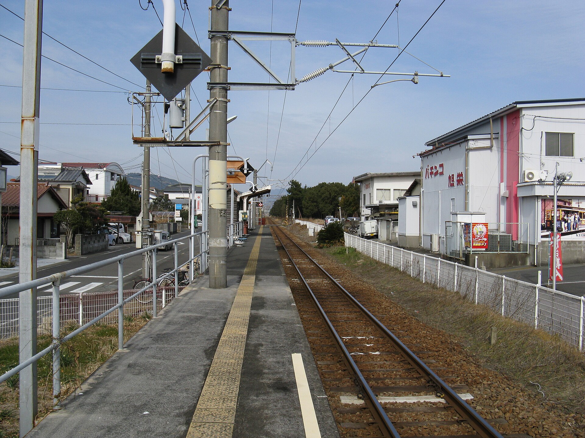 旭ヶ丘駅のホームから延岡方面を望む