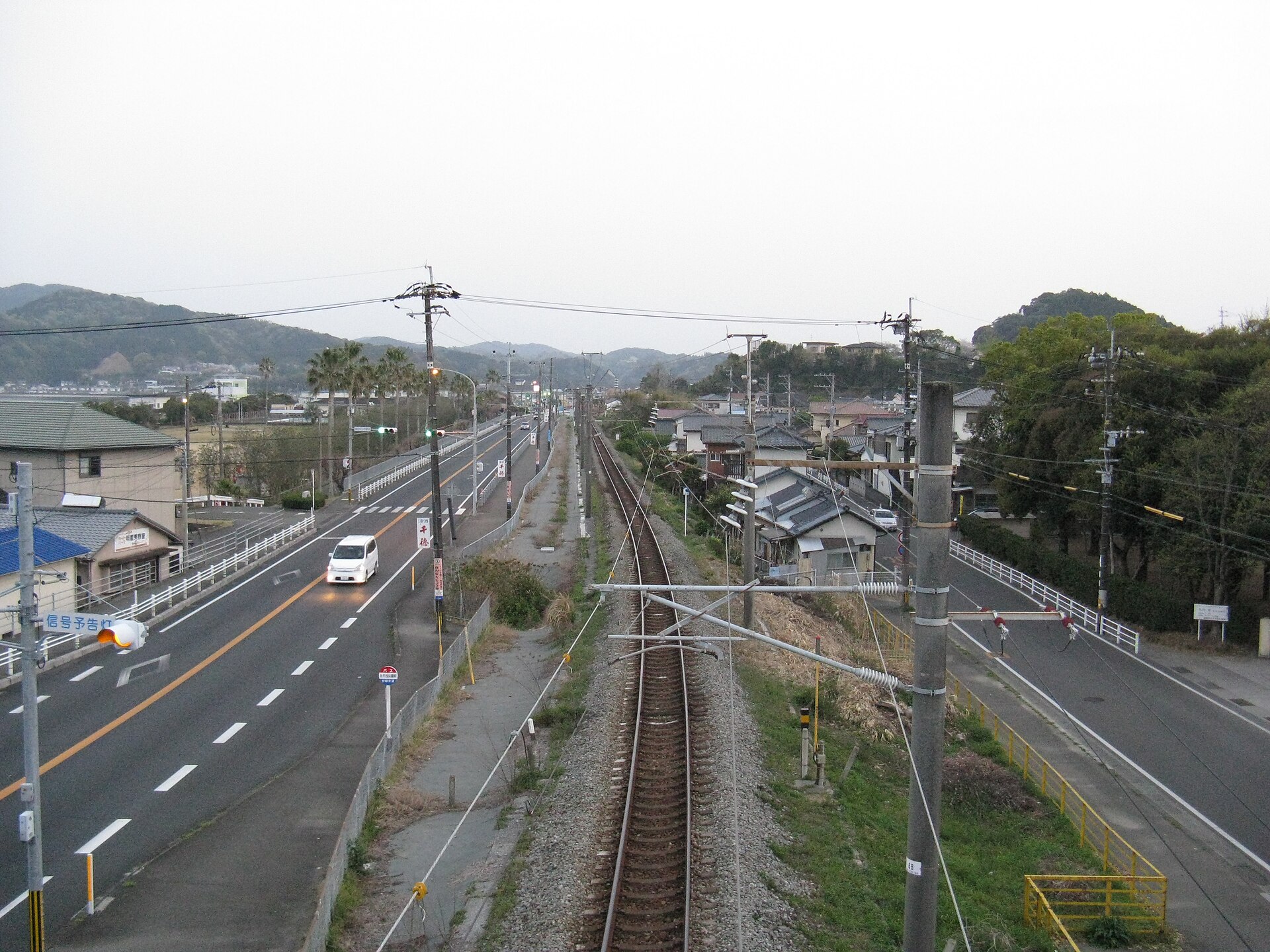 旧土々呂海水浴場駅があったあたりの線路と国道10号