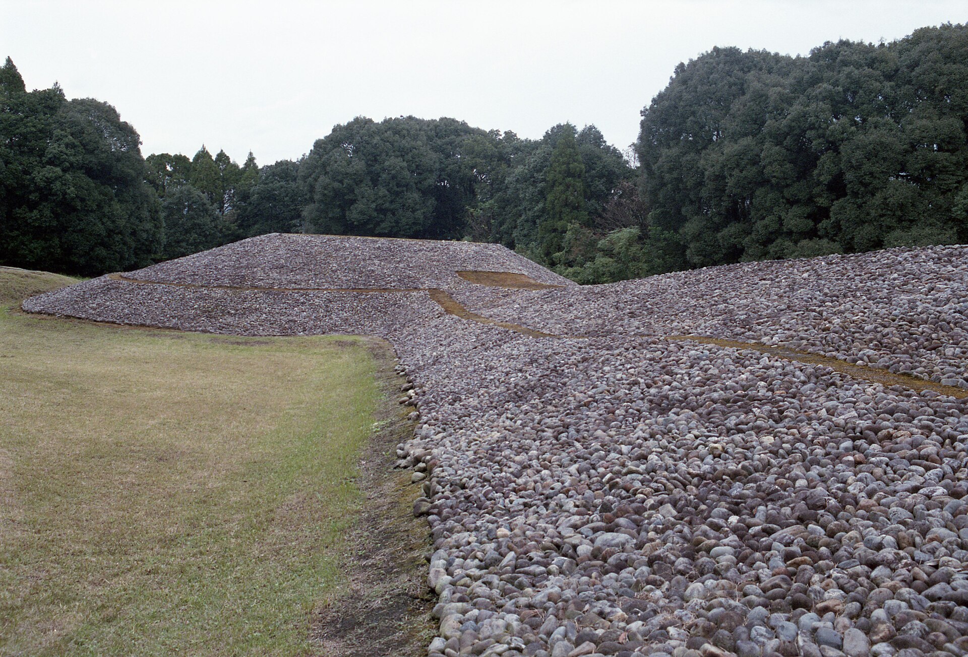 生目古墳群史跡公園の復元された墳丘
