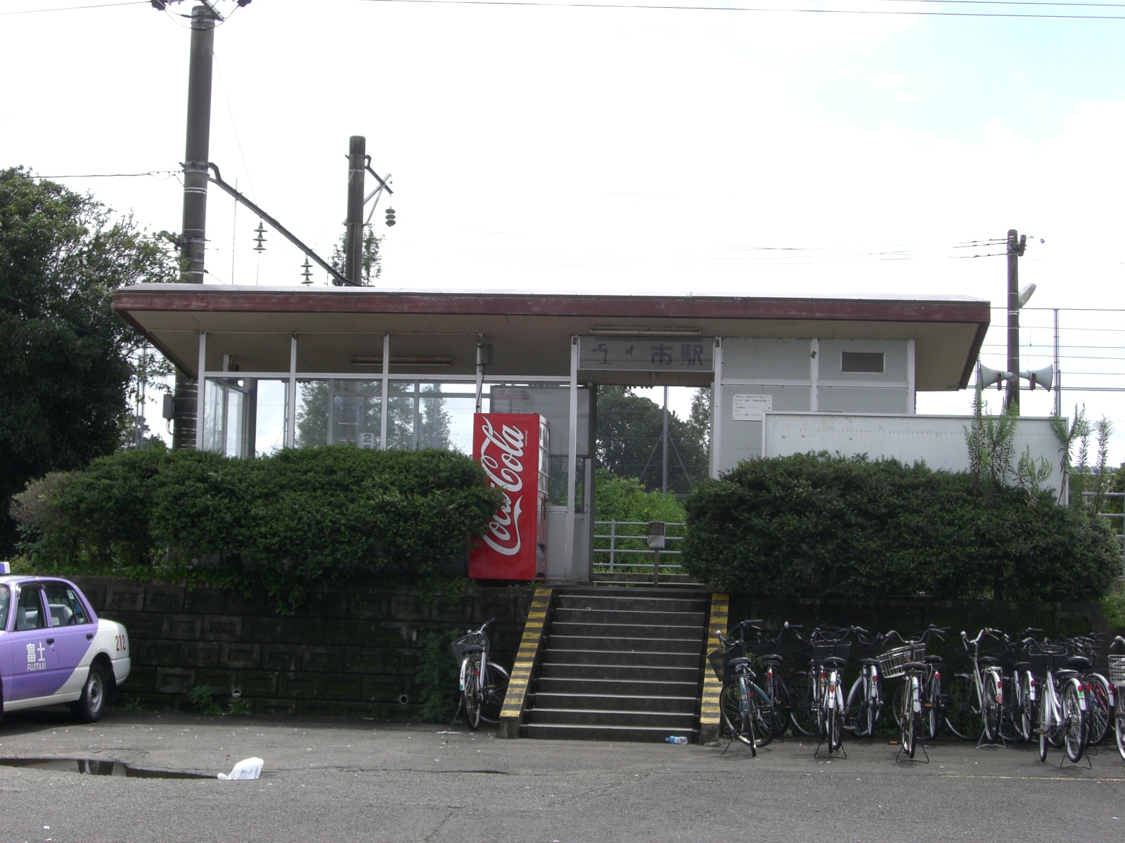 五十市駅の駅舎と駐輪場