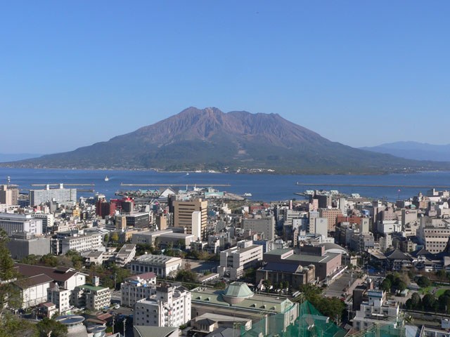 鹿児島市街と桜島