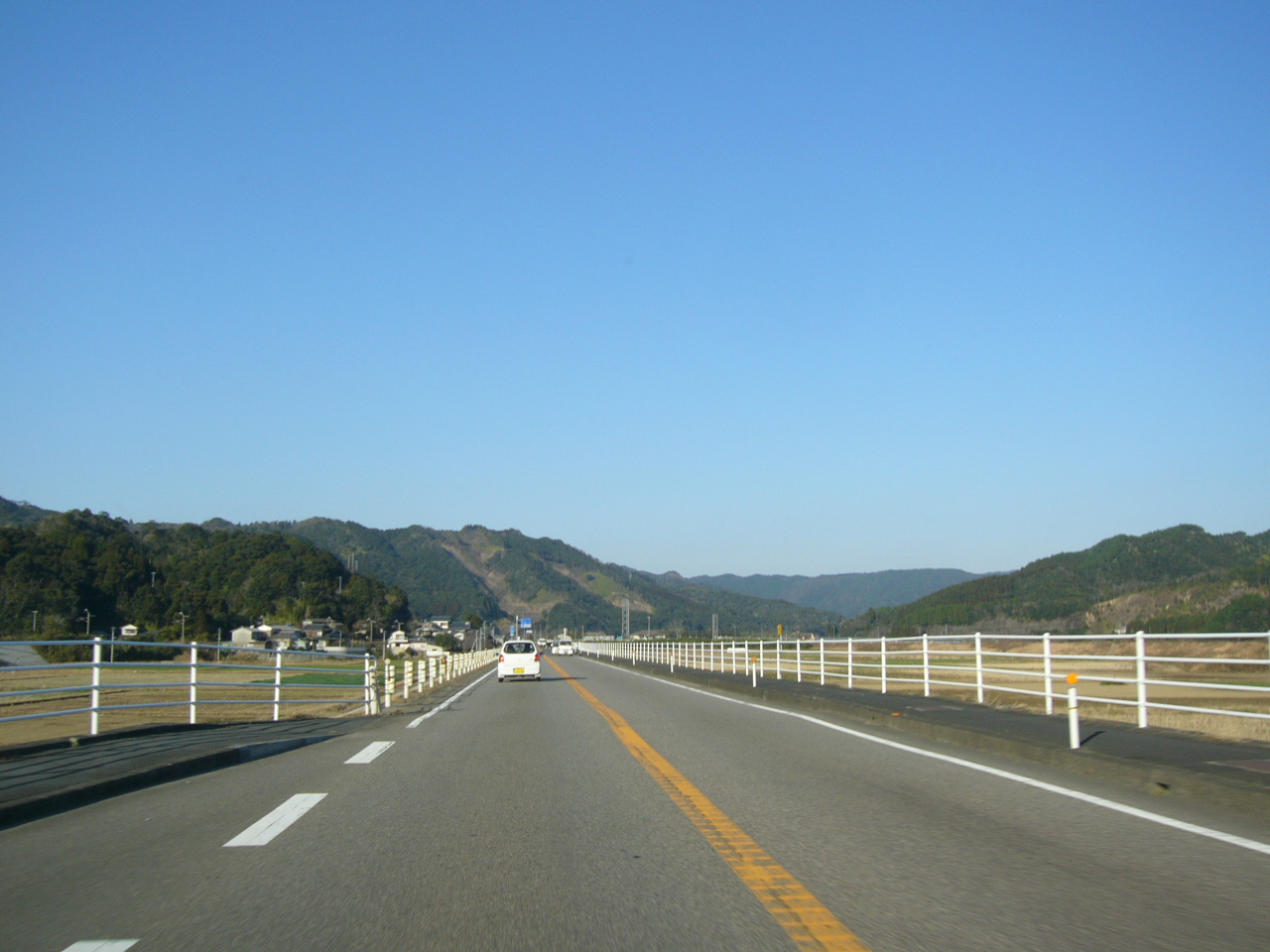 俵野付近の直線道路