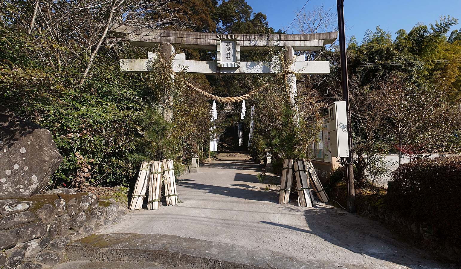 潮嶽神社の鳥居と参道