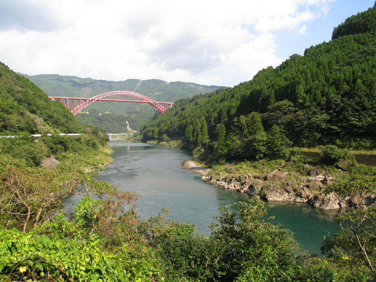 五ヶ瀬川と国道218号の干支大橋