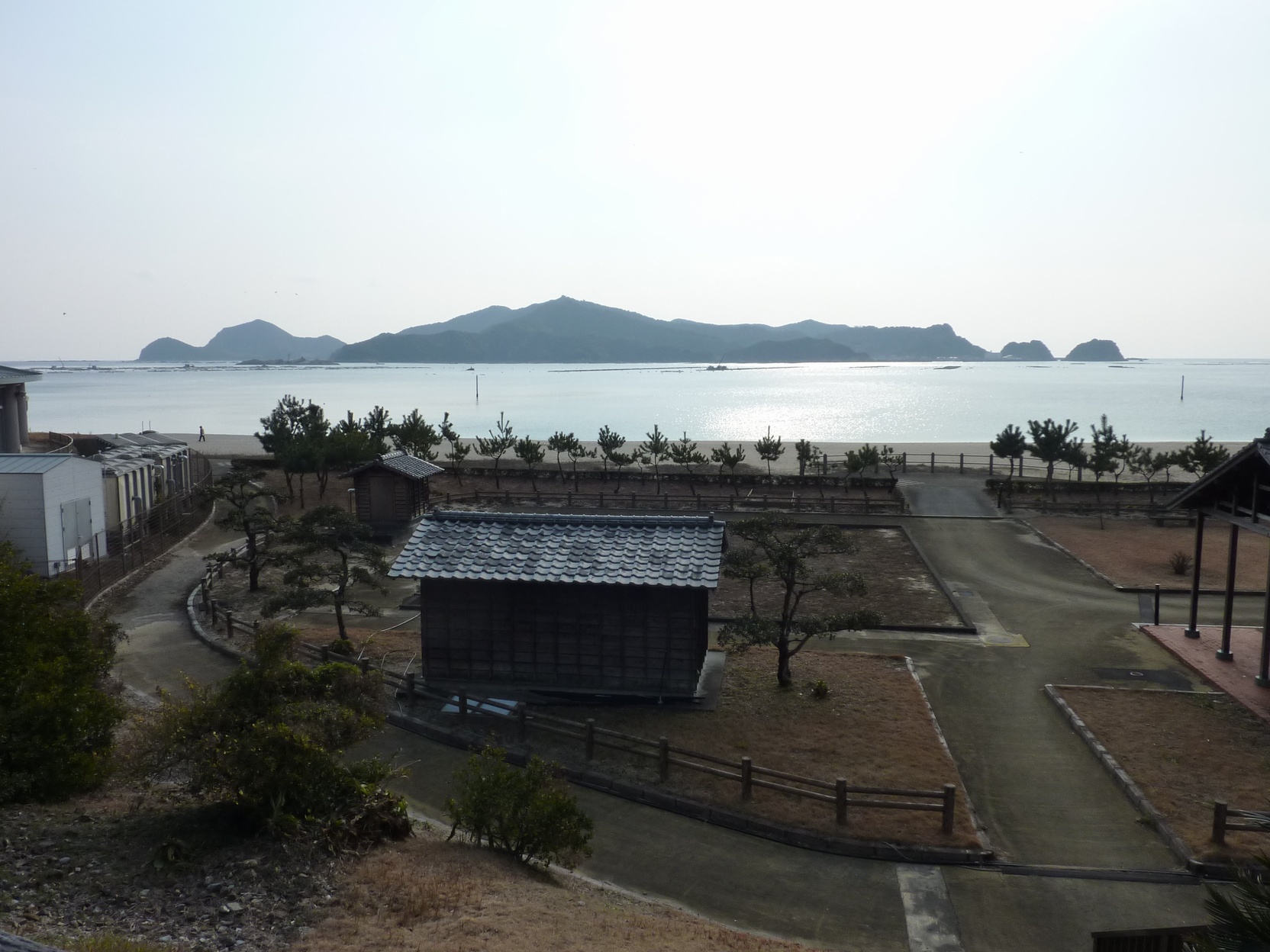 浜辺の園地越しに望む島野浦島