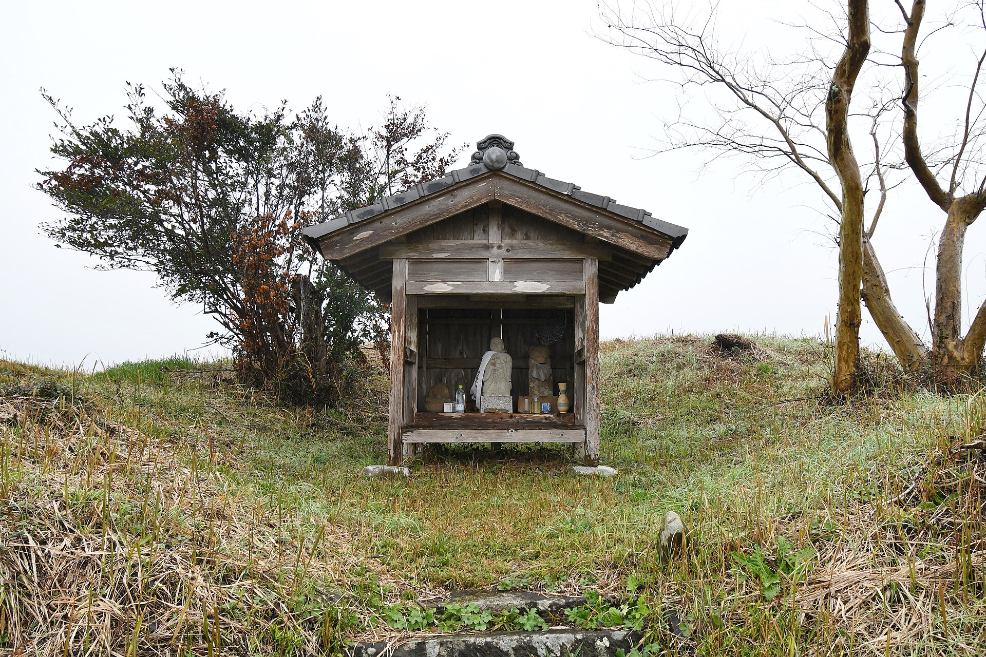 常心塚古墳の墳丘の上にある御堂