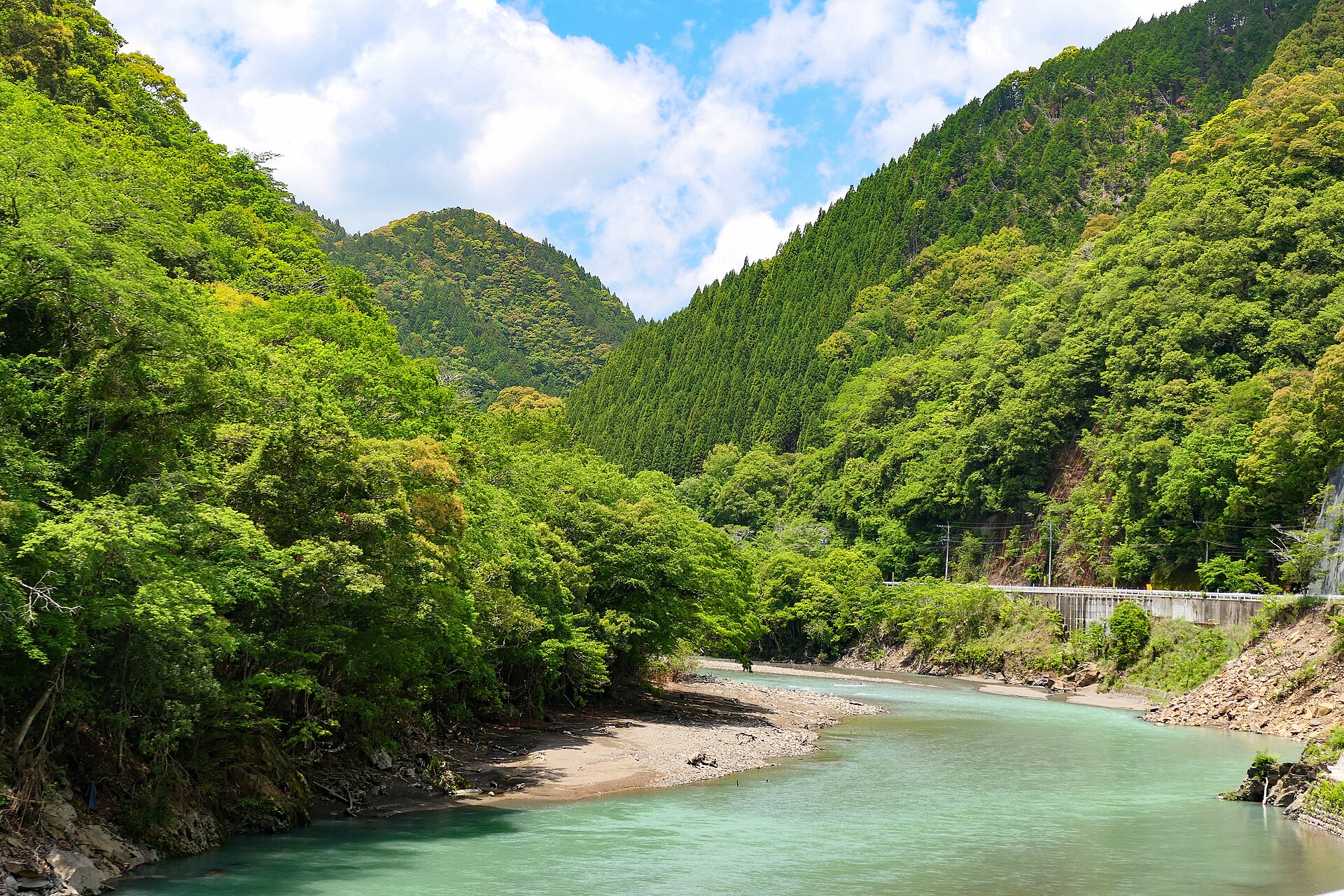 西都市内を流れる一ツ瀬川の上流部