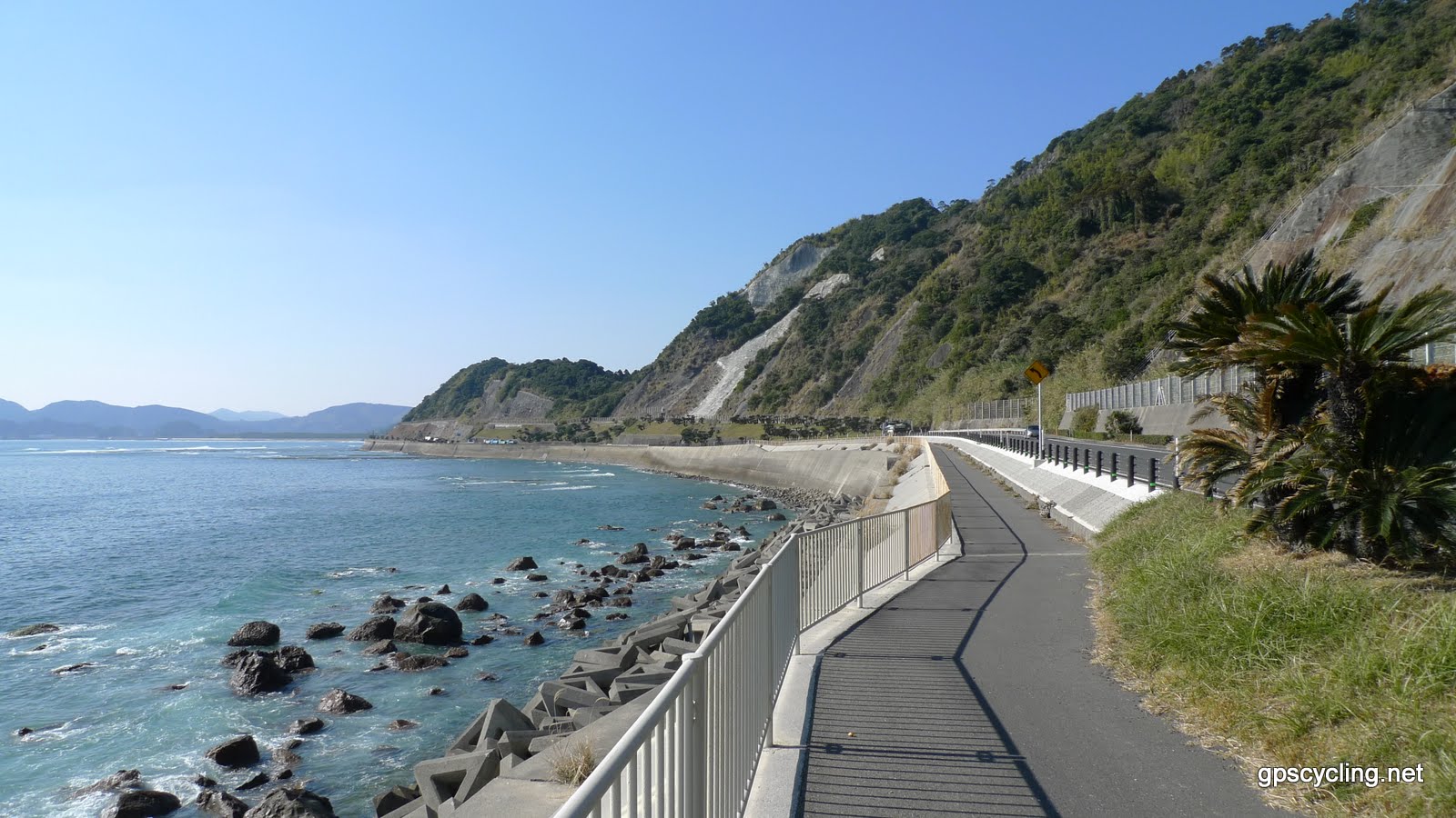 日南海岸沿いを走る国道220号