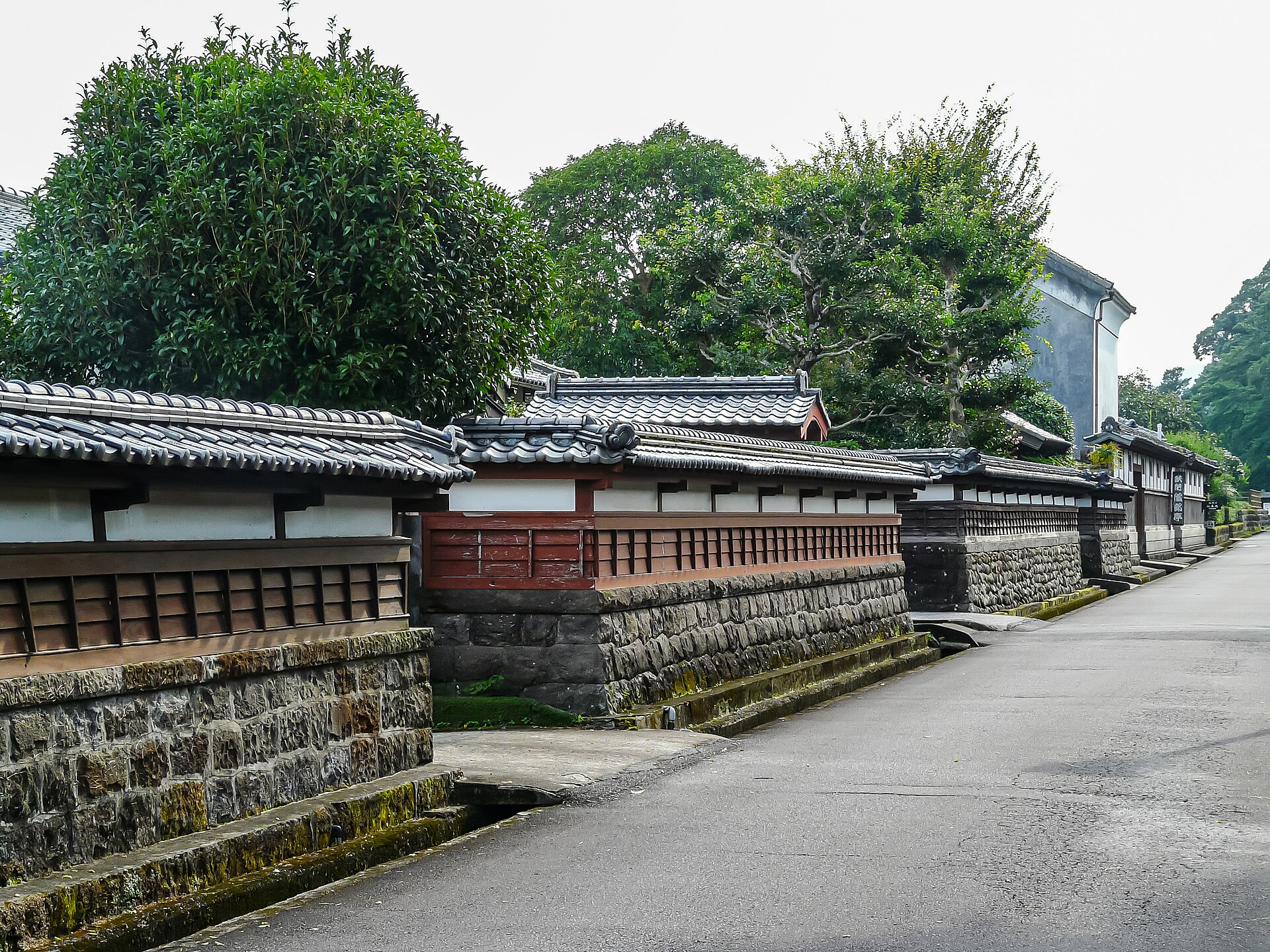 横馬場通りの石垣と塀