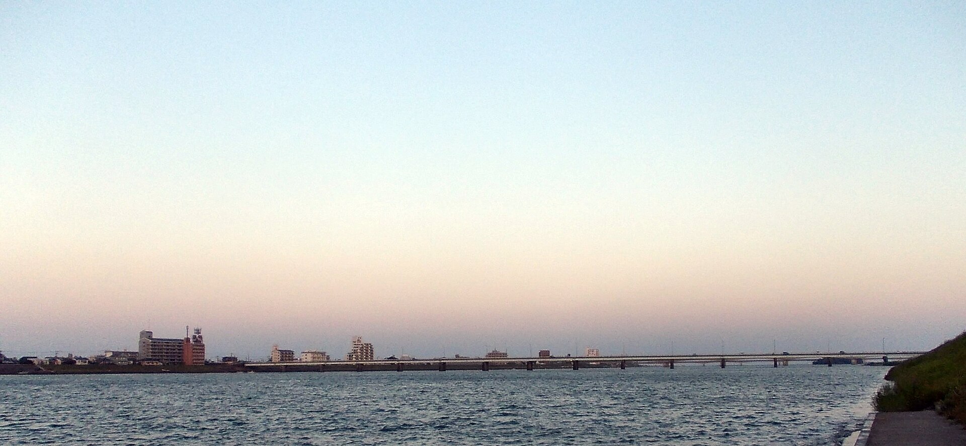 架け替え前の小戸之橋と大淀川（2012年撮影）