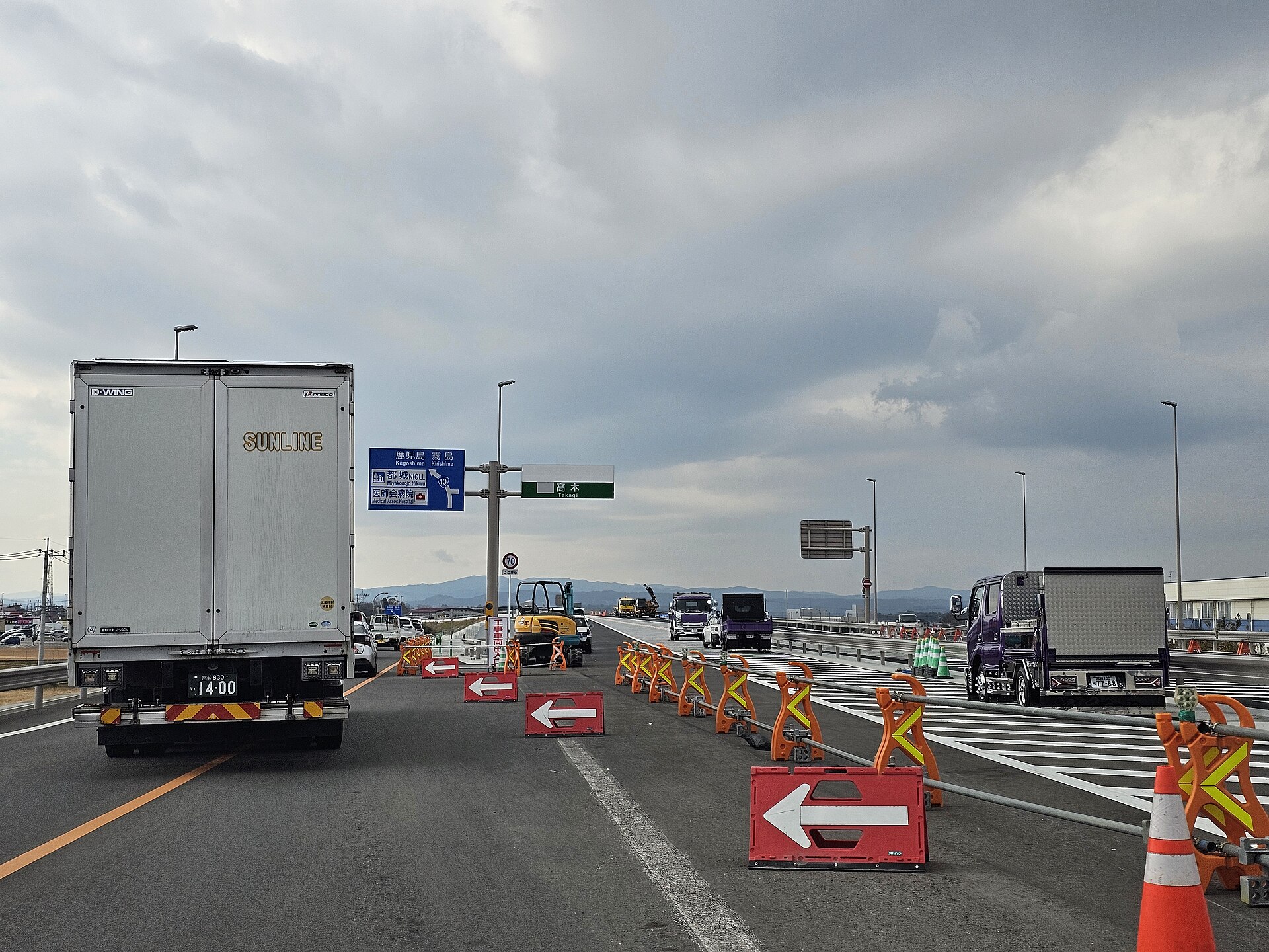 国道10号・高木町付近を走るトラック