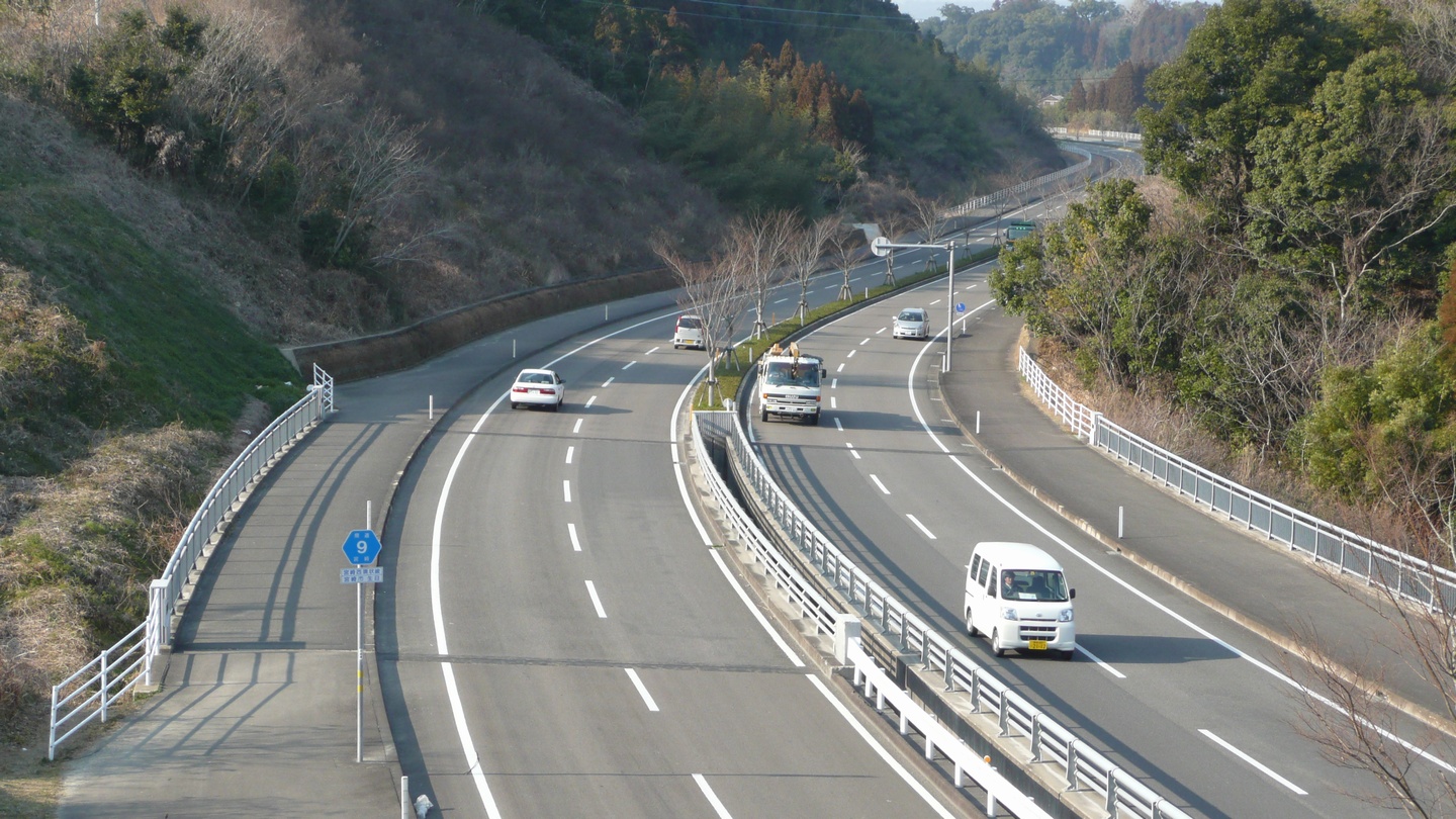丘陵地を抜ける県道9号宮崎西環状線（生目台付近）