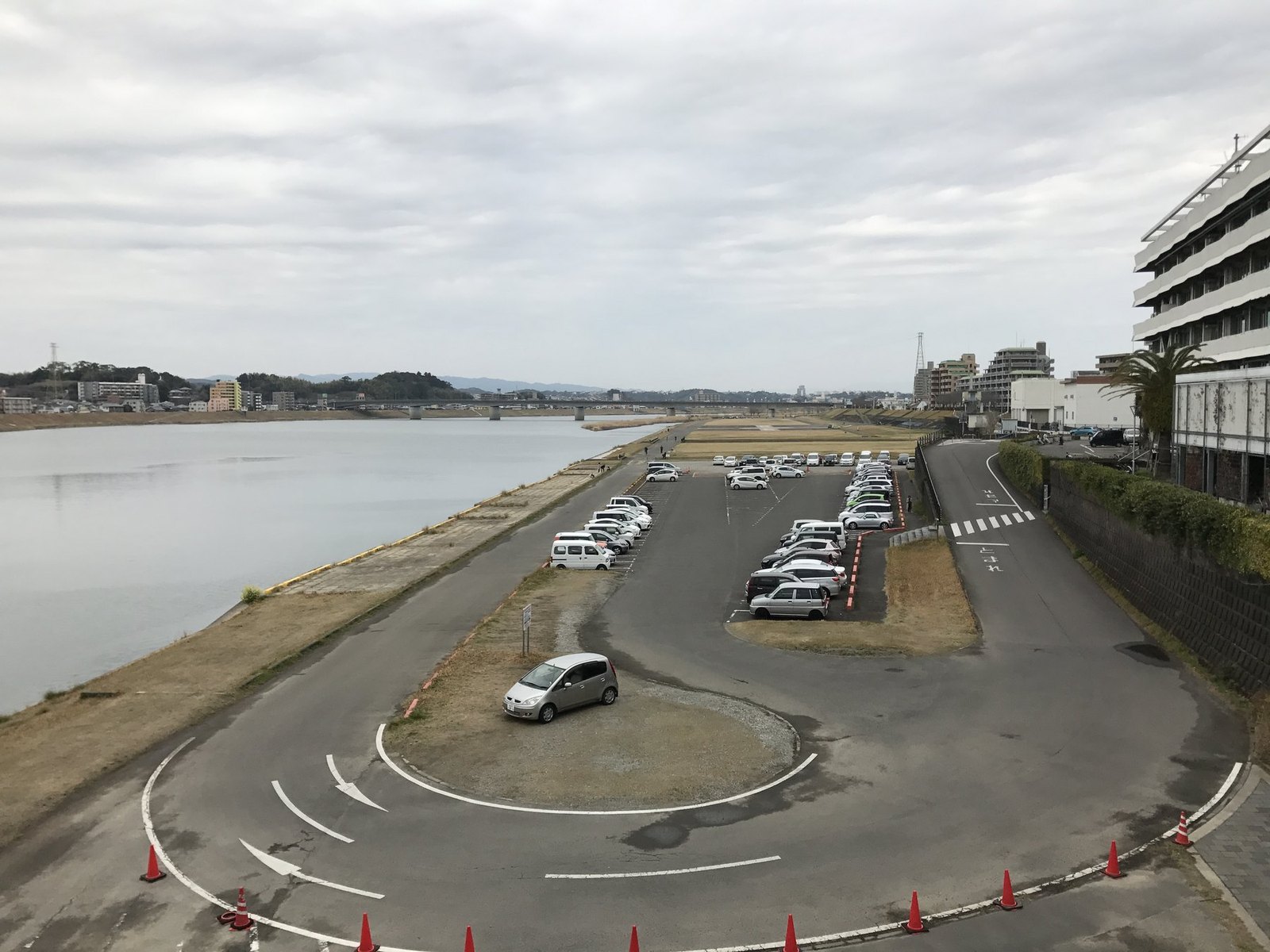 市役所近くの大淀川河畔
