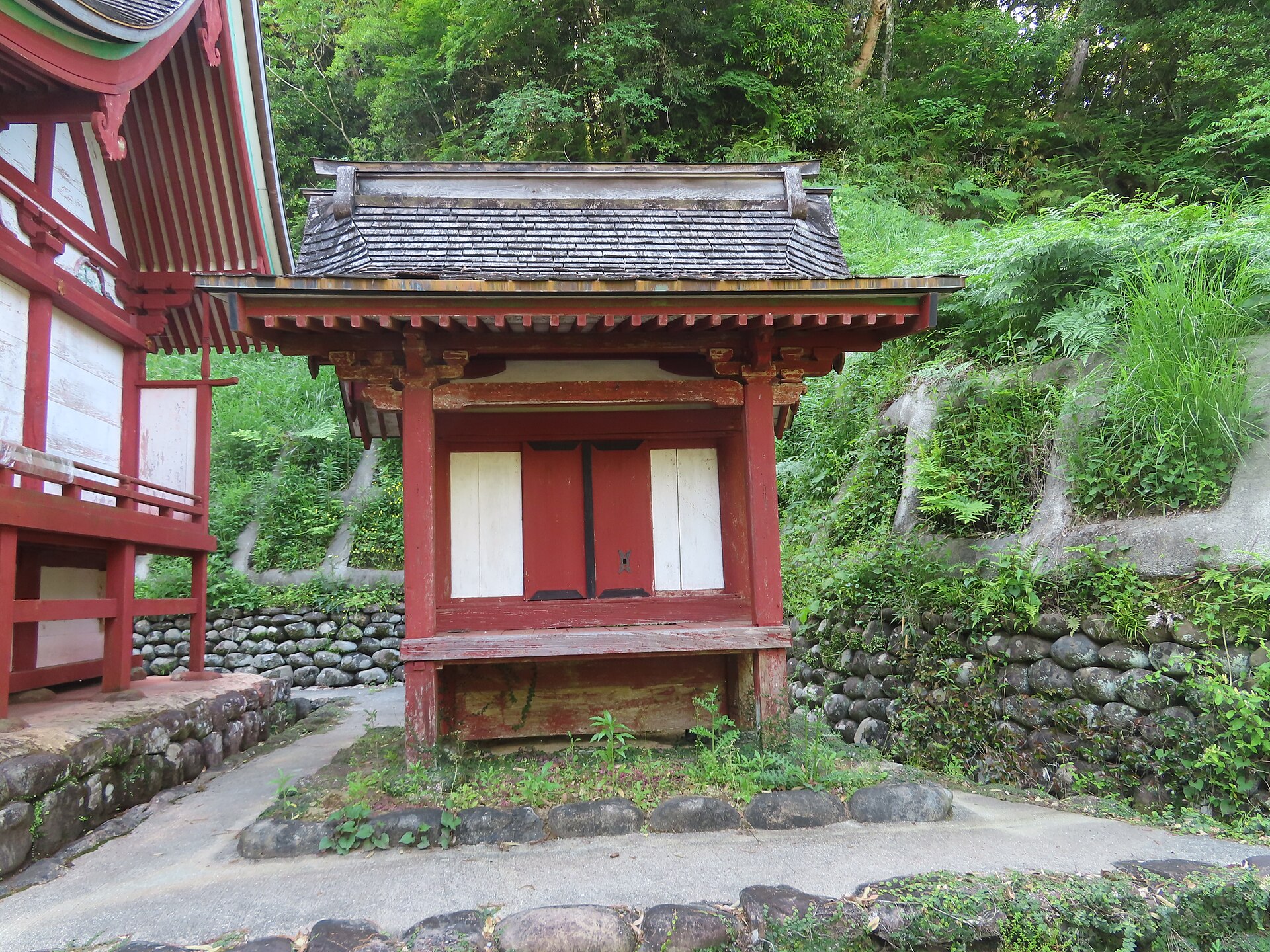 巨田神社の境内