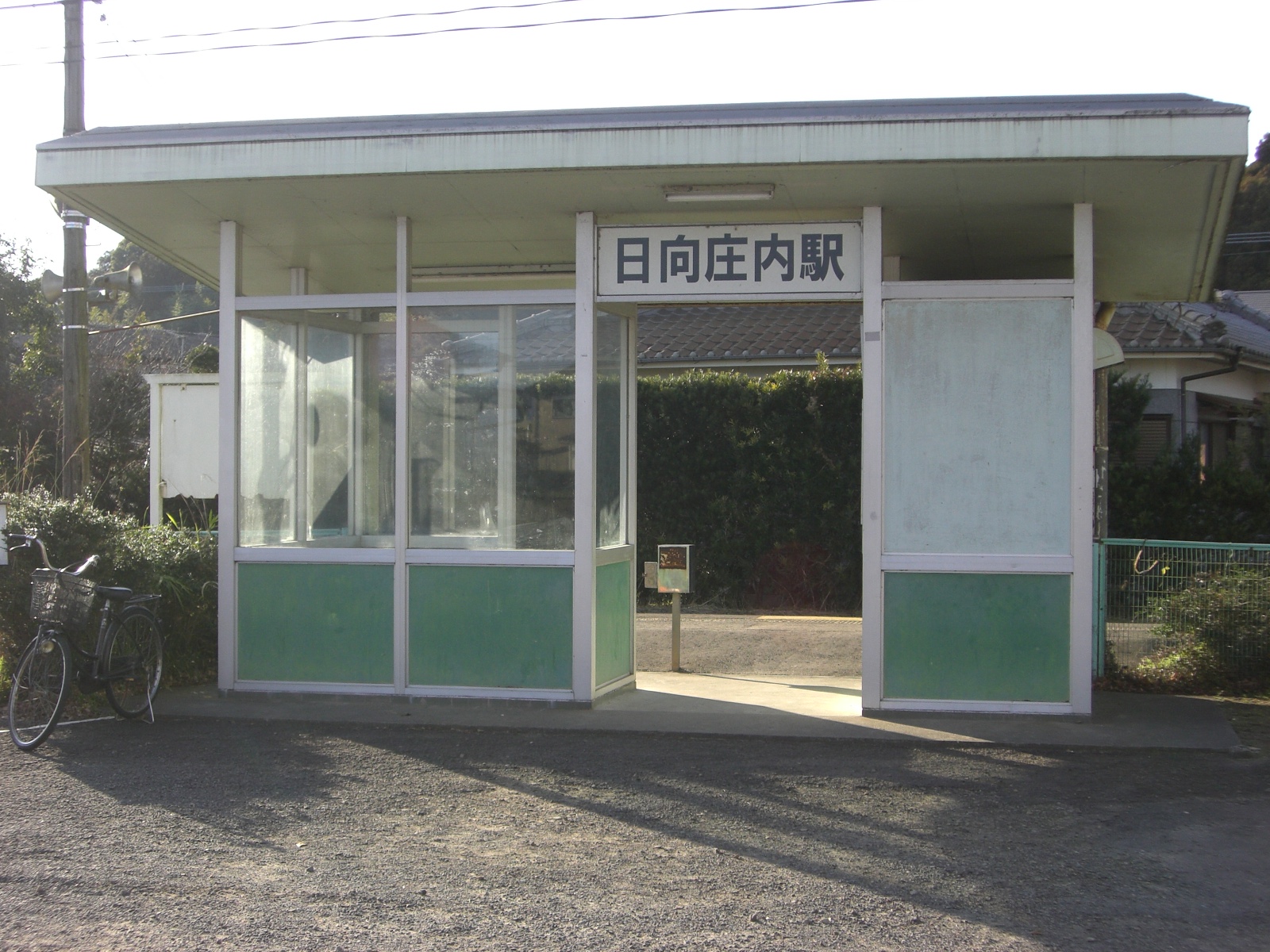 日向庄内駅の待合所