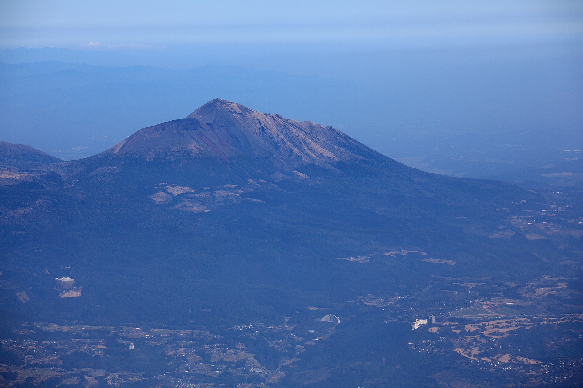 霧島連山の高千穂峰