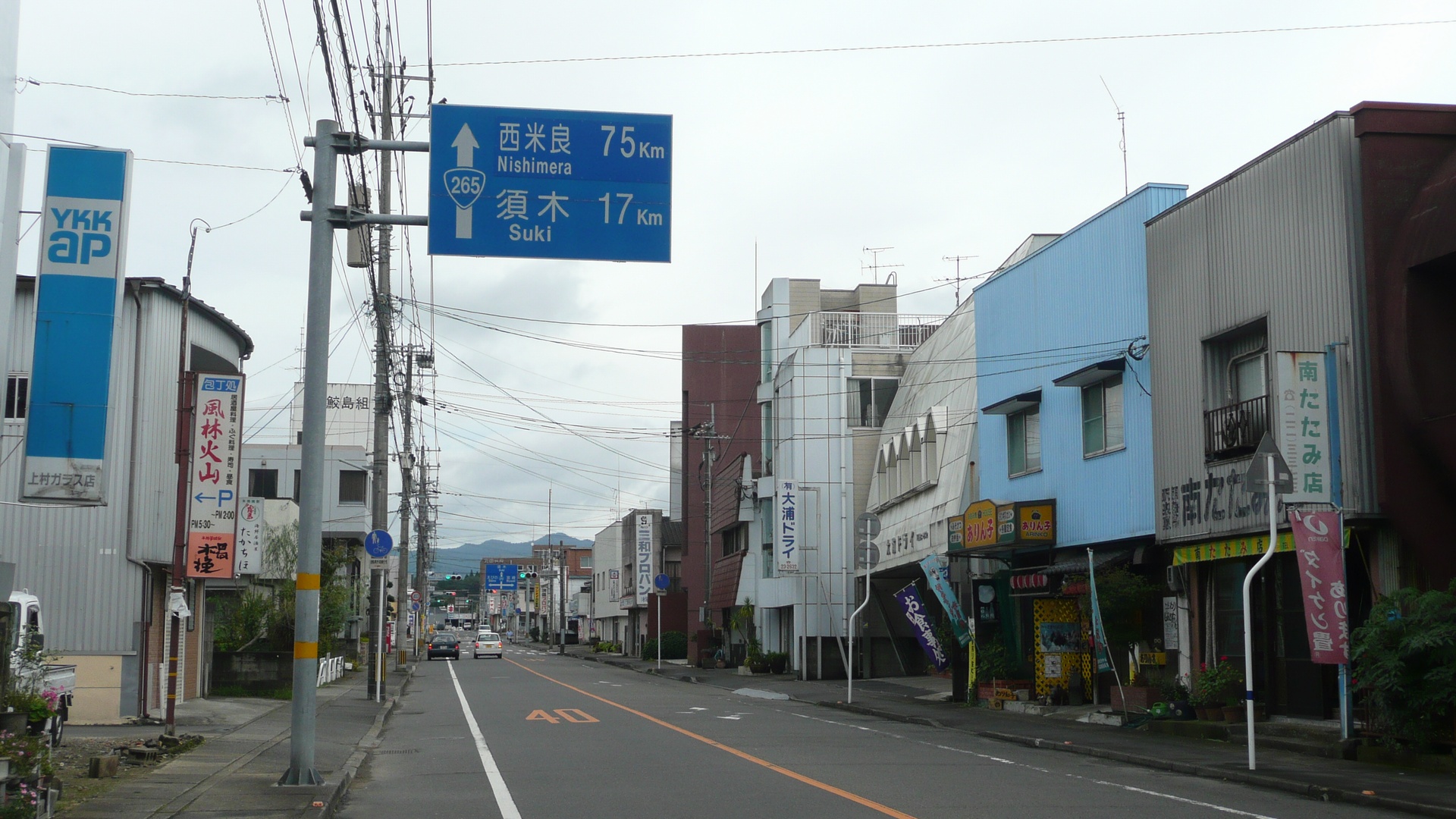 小林市街地の国道265号。須木17kmの案内標識