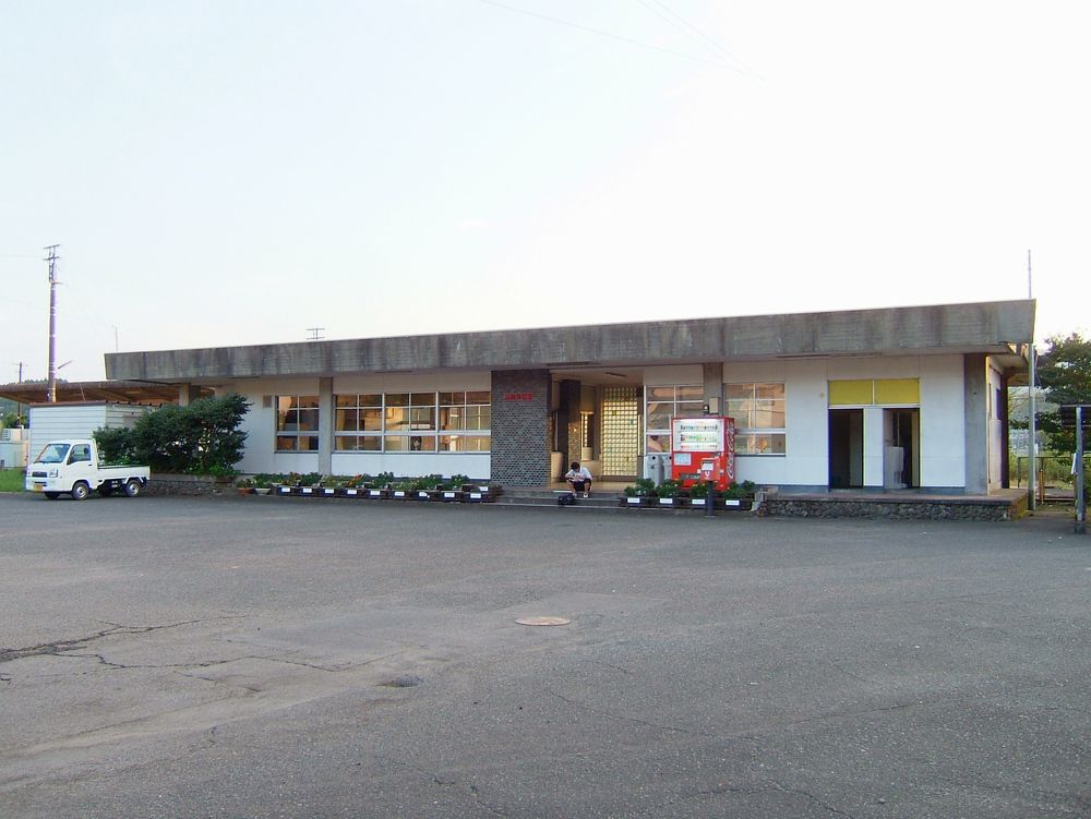 高崎新田駅の駅舎（旧高崎町時代からの建物）