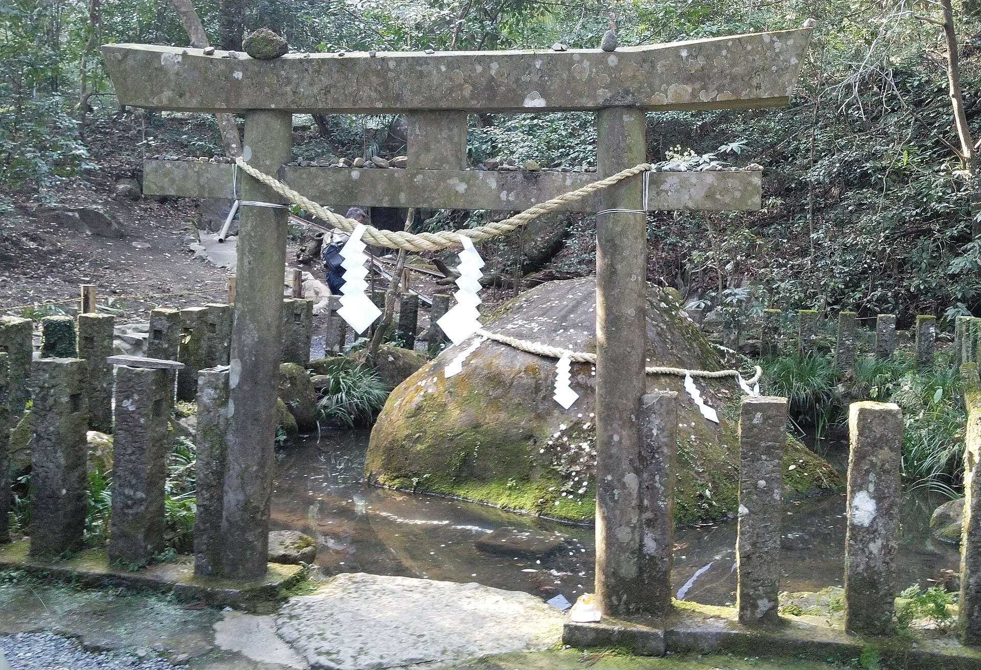 東霧島神社の鳥居と神石