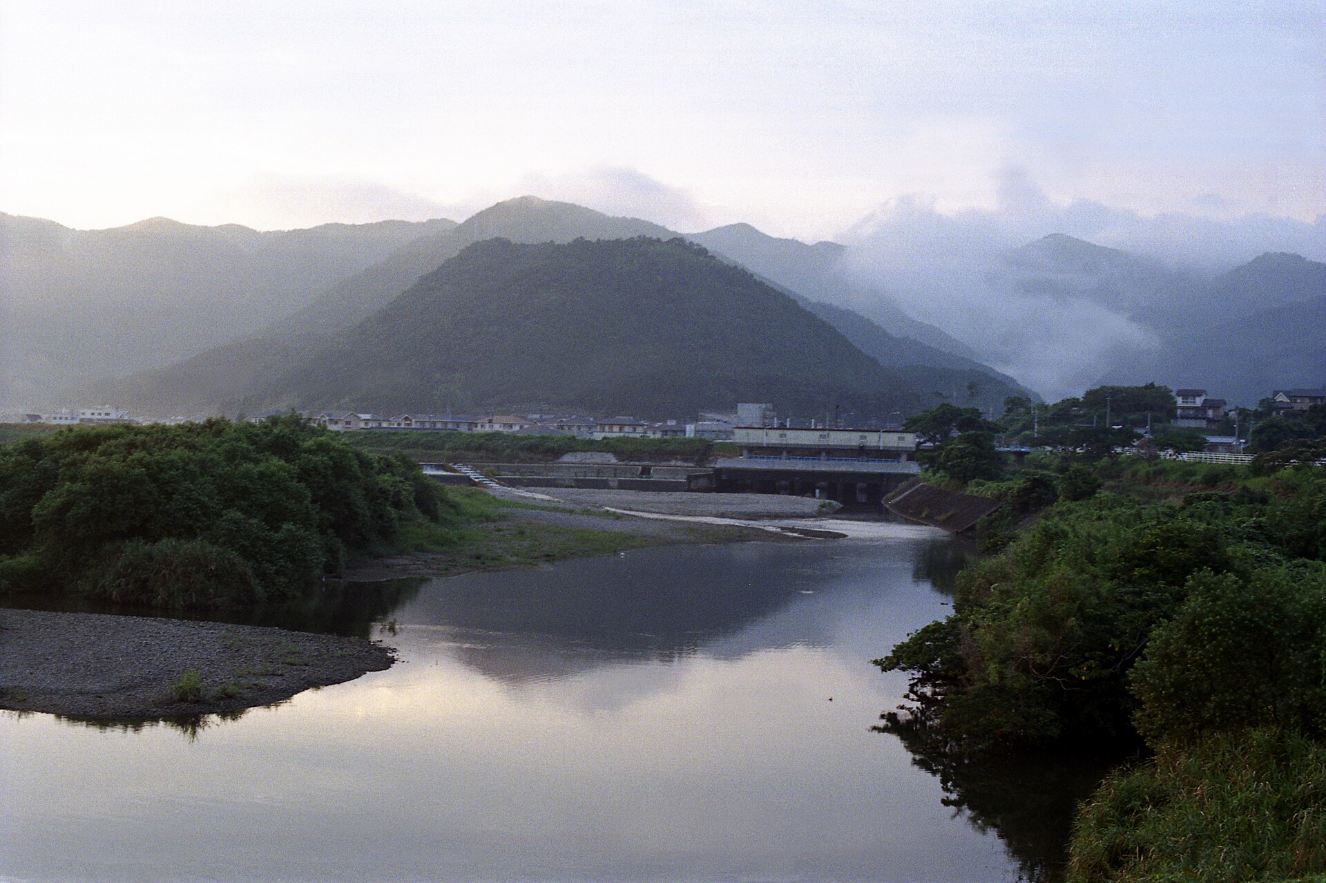 祝子川の流れと延岡の山なみ
