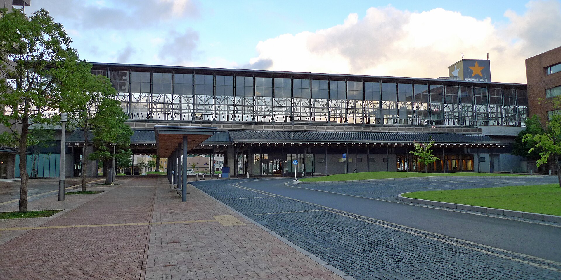 日向市駅の東口側