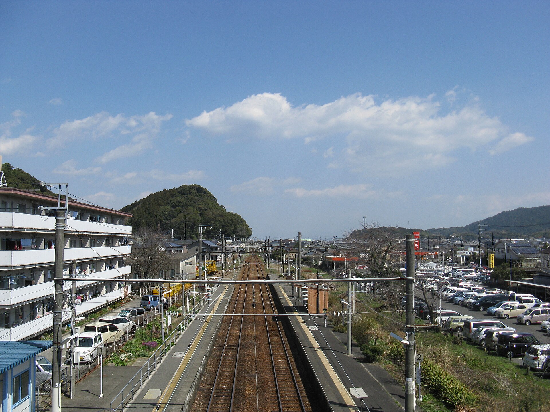 跨線橋から見た土々呂駅とまちなみ