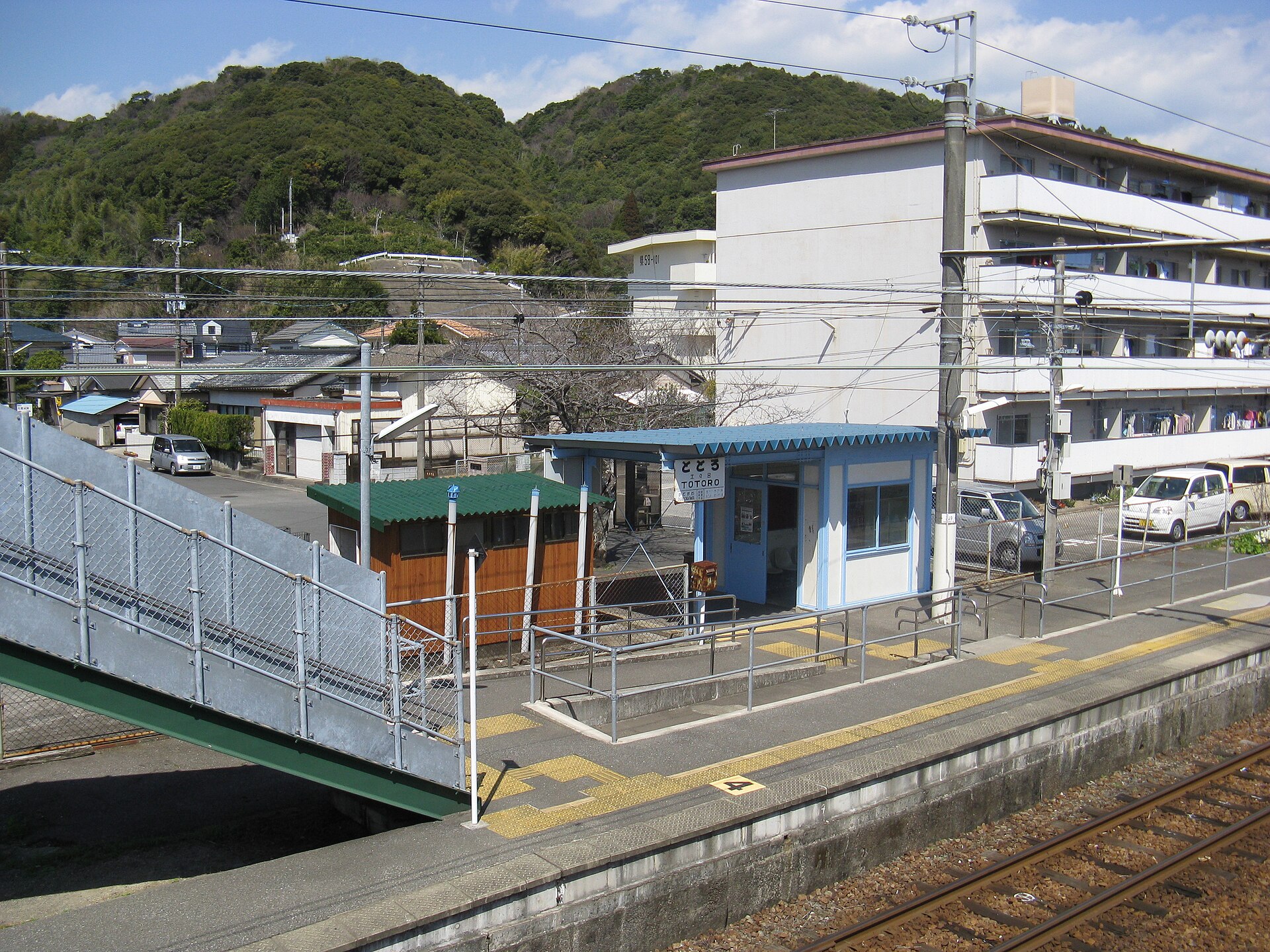 土々呂駅の入口と待合所