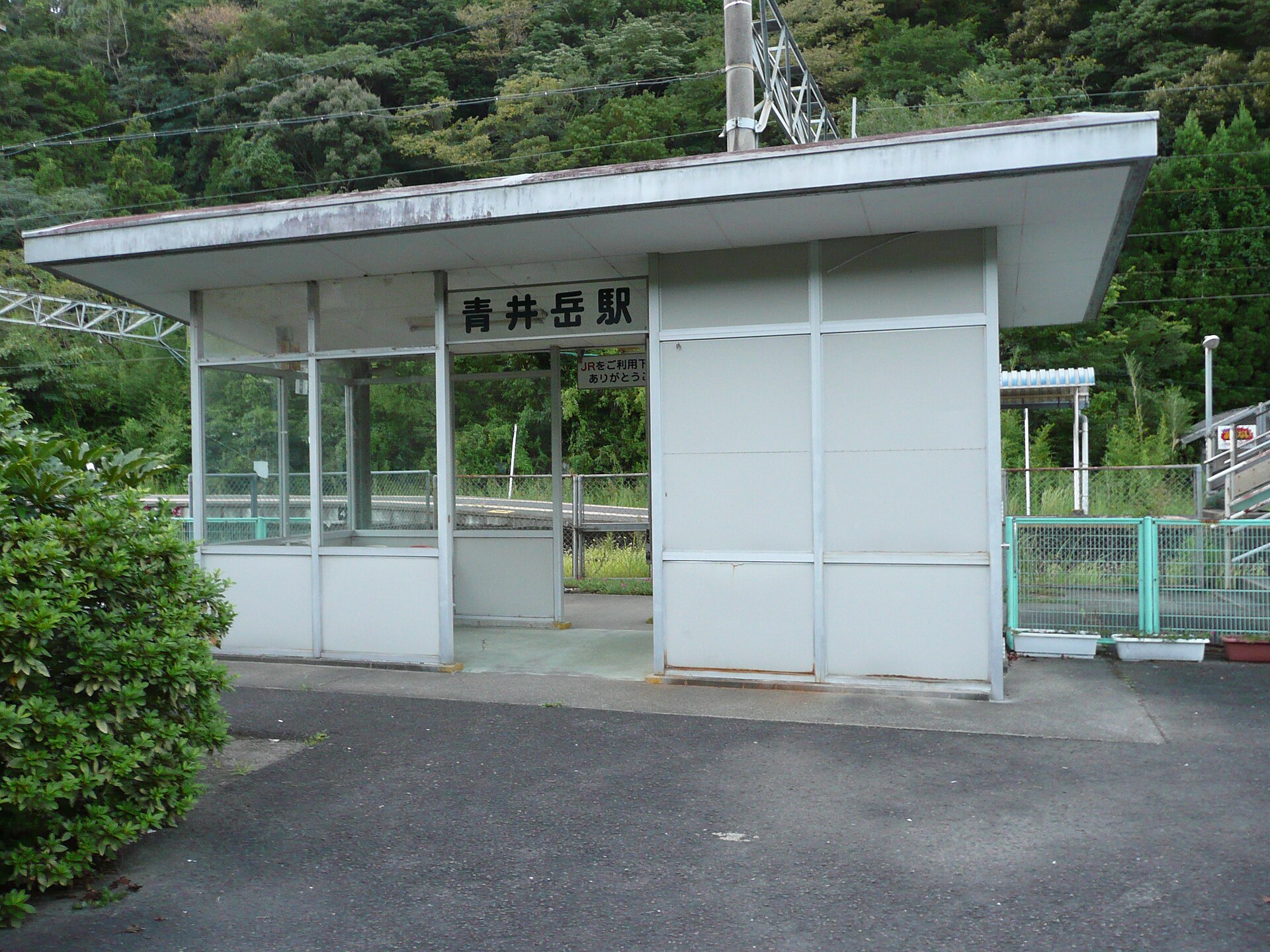 青井岳駅の待合所
