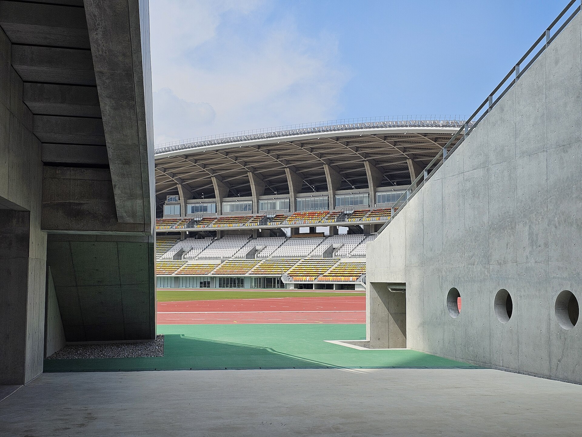 ゲート側から見たKUROKIRIスタジアム