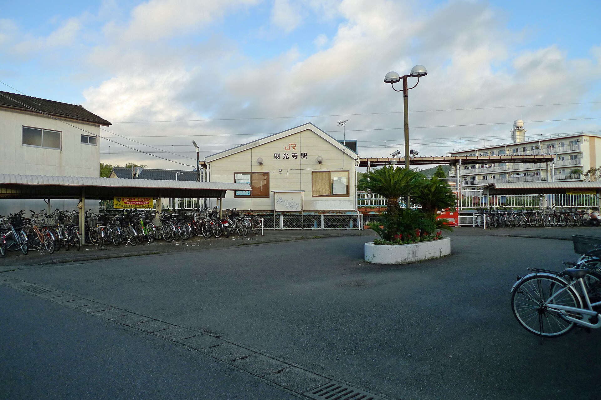 財光寺駅の駅舎前