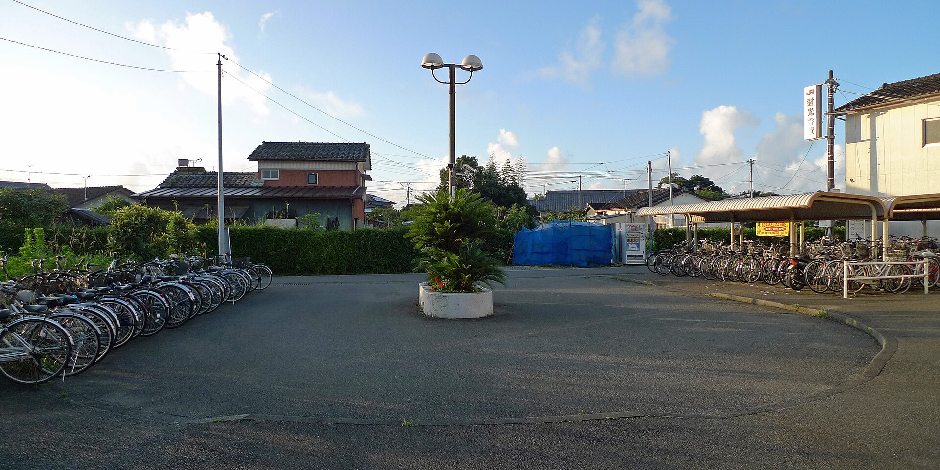 財光寺駅の駅前広場と駐輪場